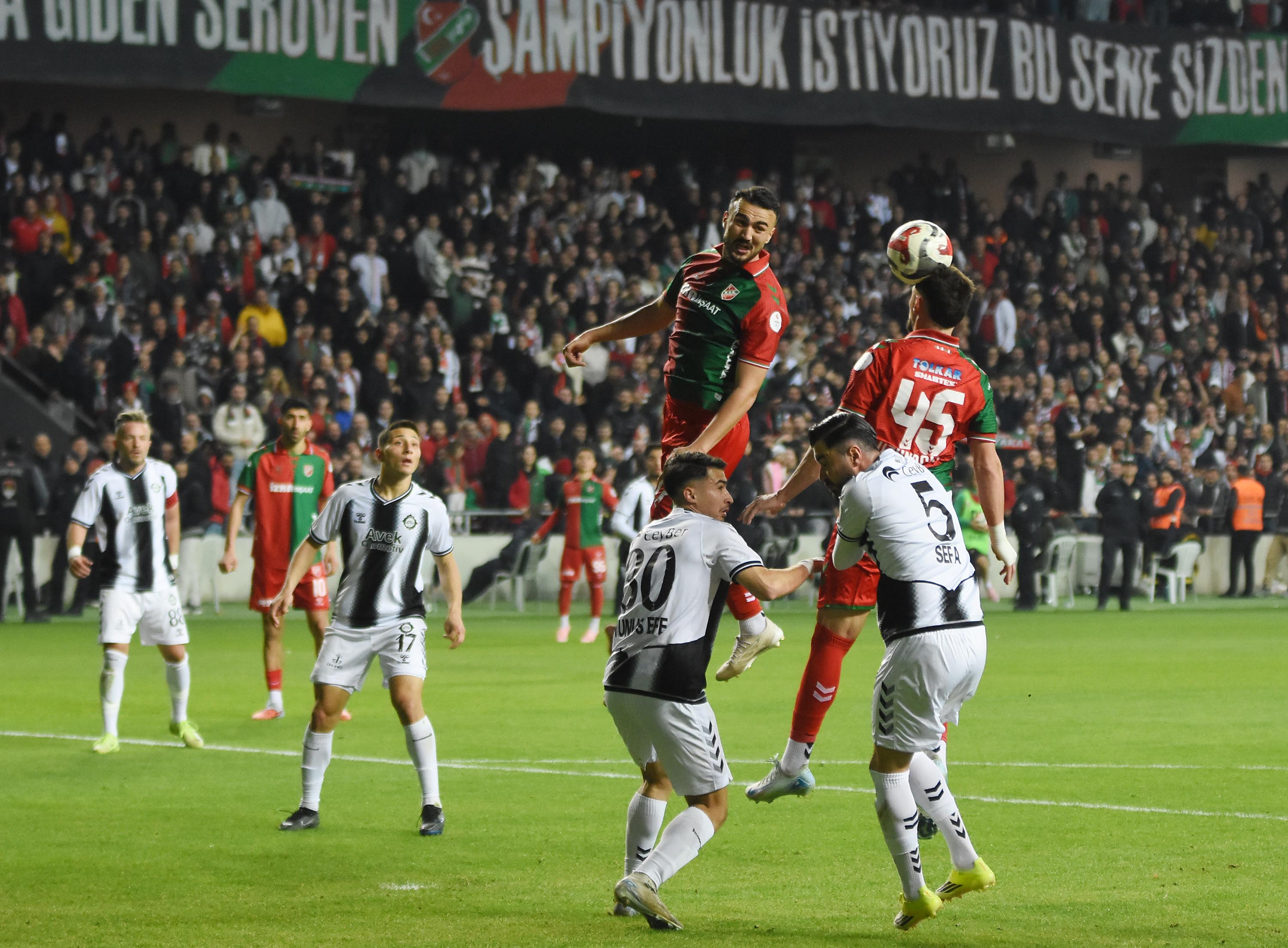 Karşıyaka - Altay derbisinden kareler!