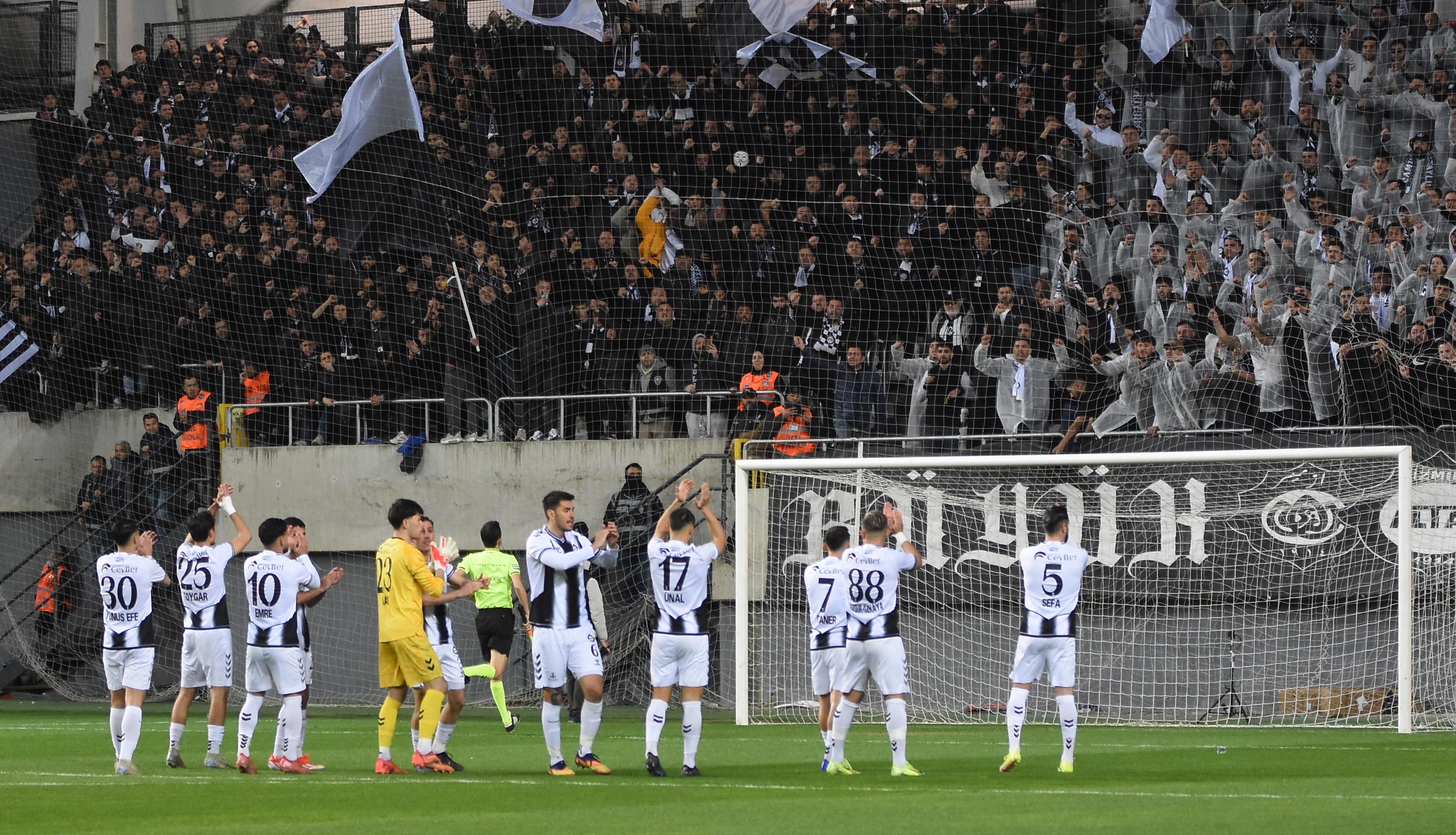 Karşıyaka - Altay derbisinden kareler!