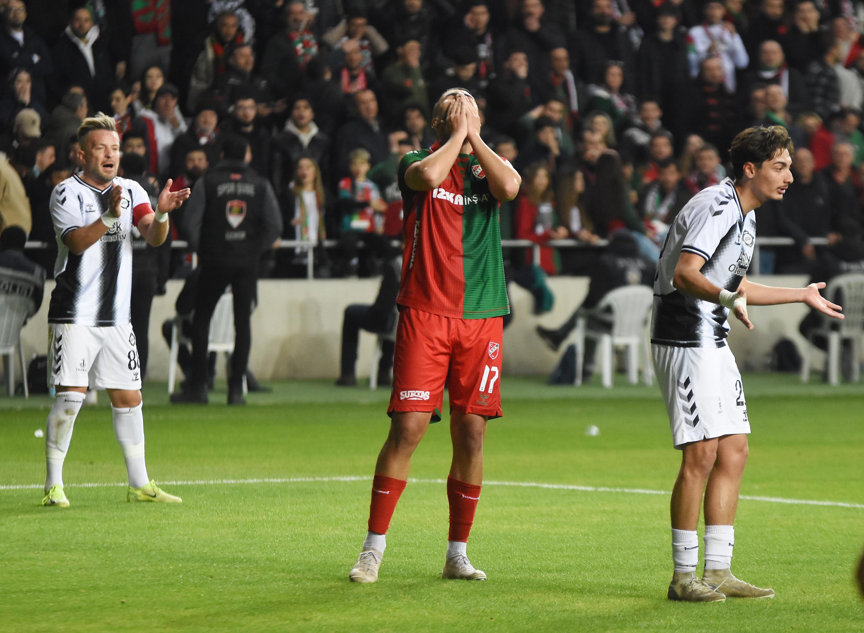 Karşıyaka - Altay derbisinden kareler!