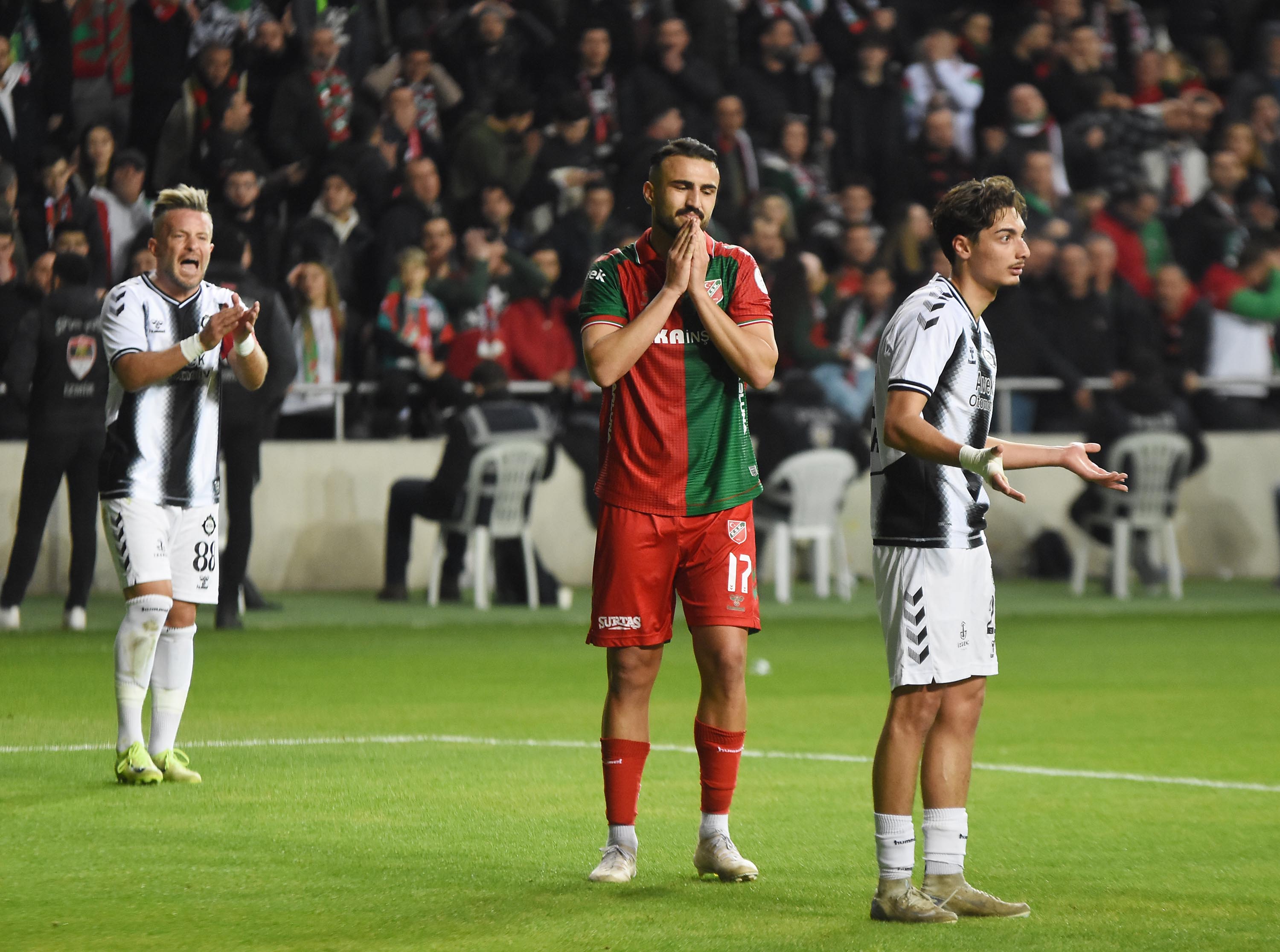 Karşıyaka - Altay derbisinden kareler!