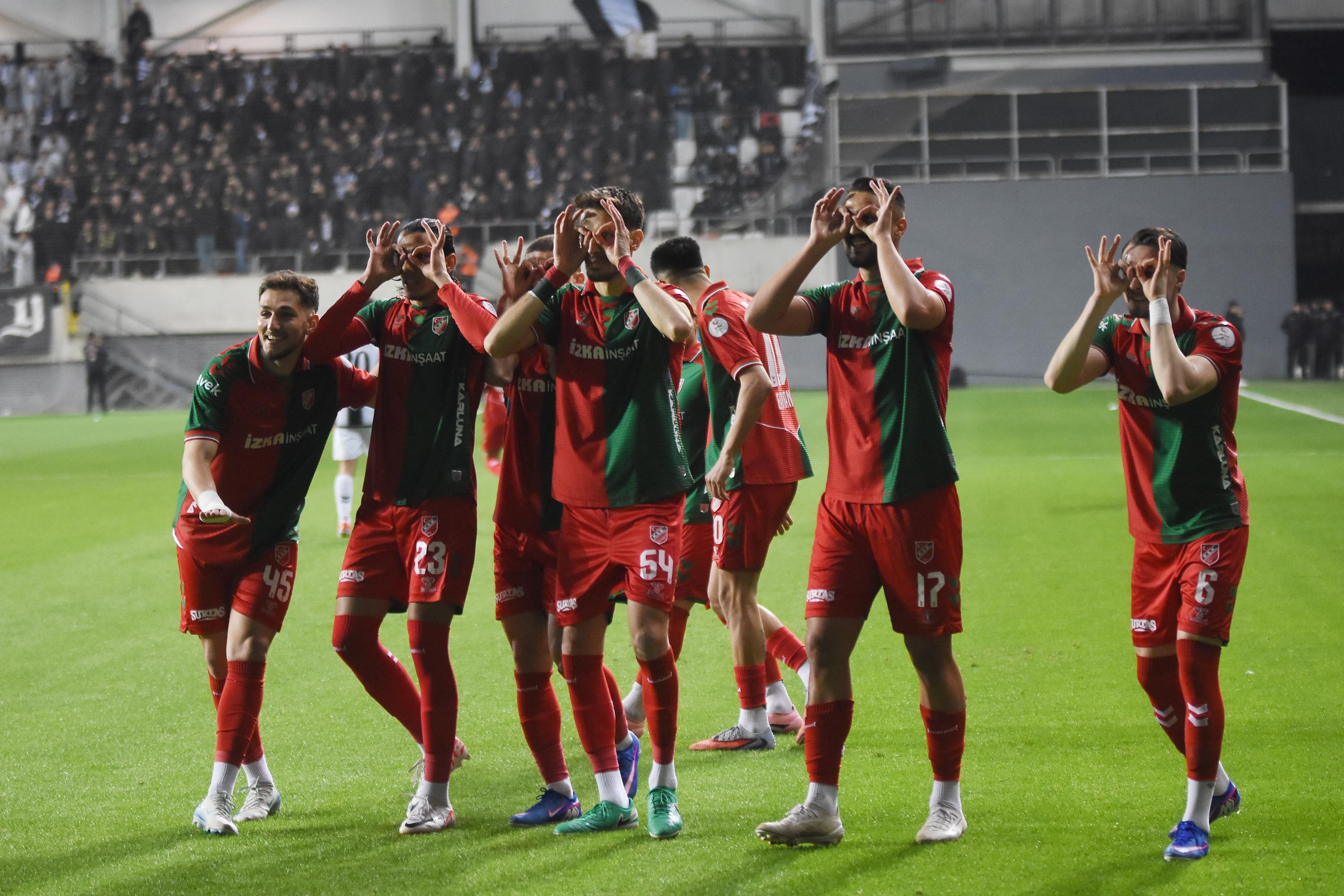 Karşıyaka - Altay derbisinden kareler!