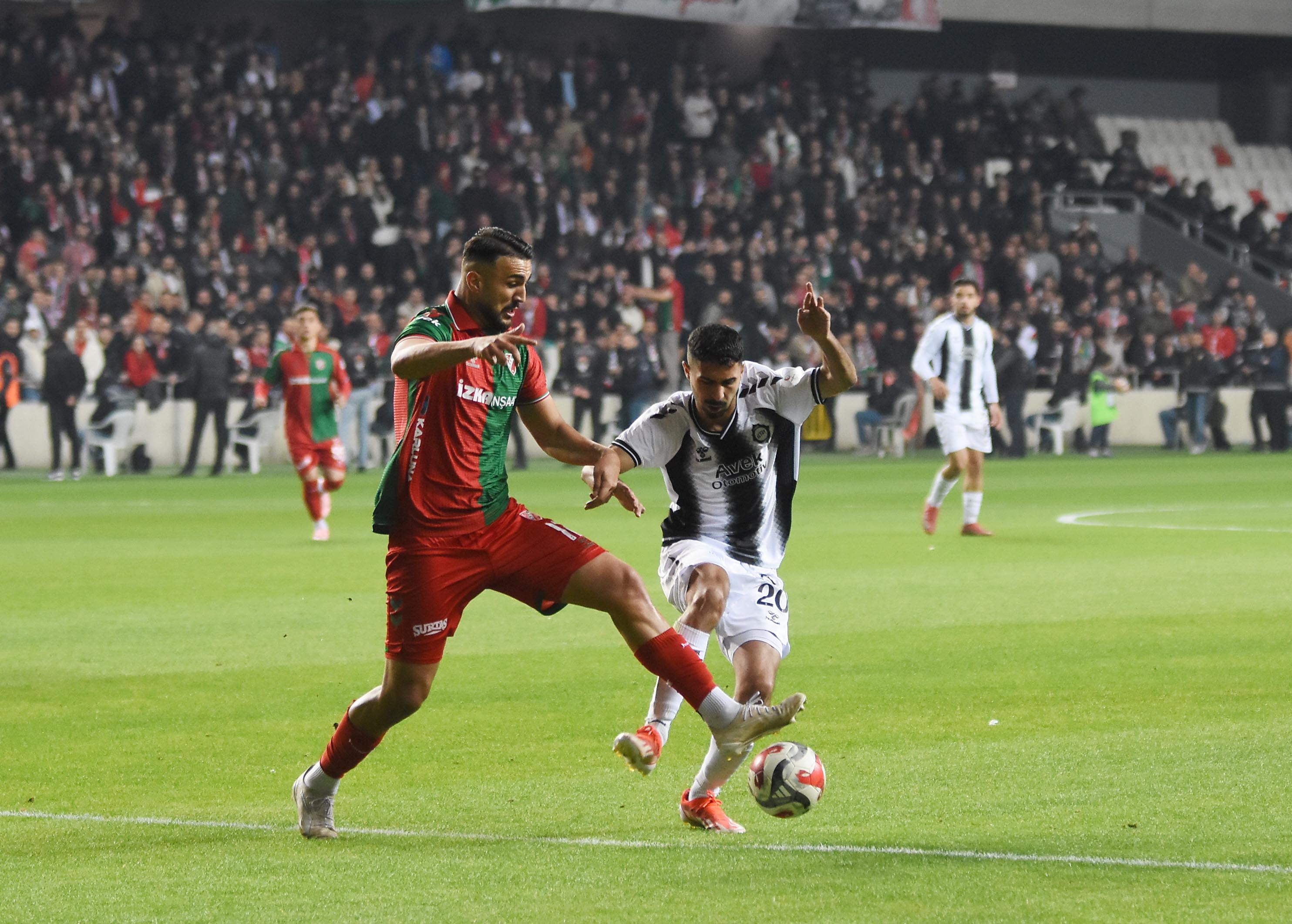 Karşıyaka - Altay derbisinden kareler!