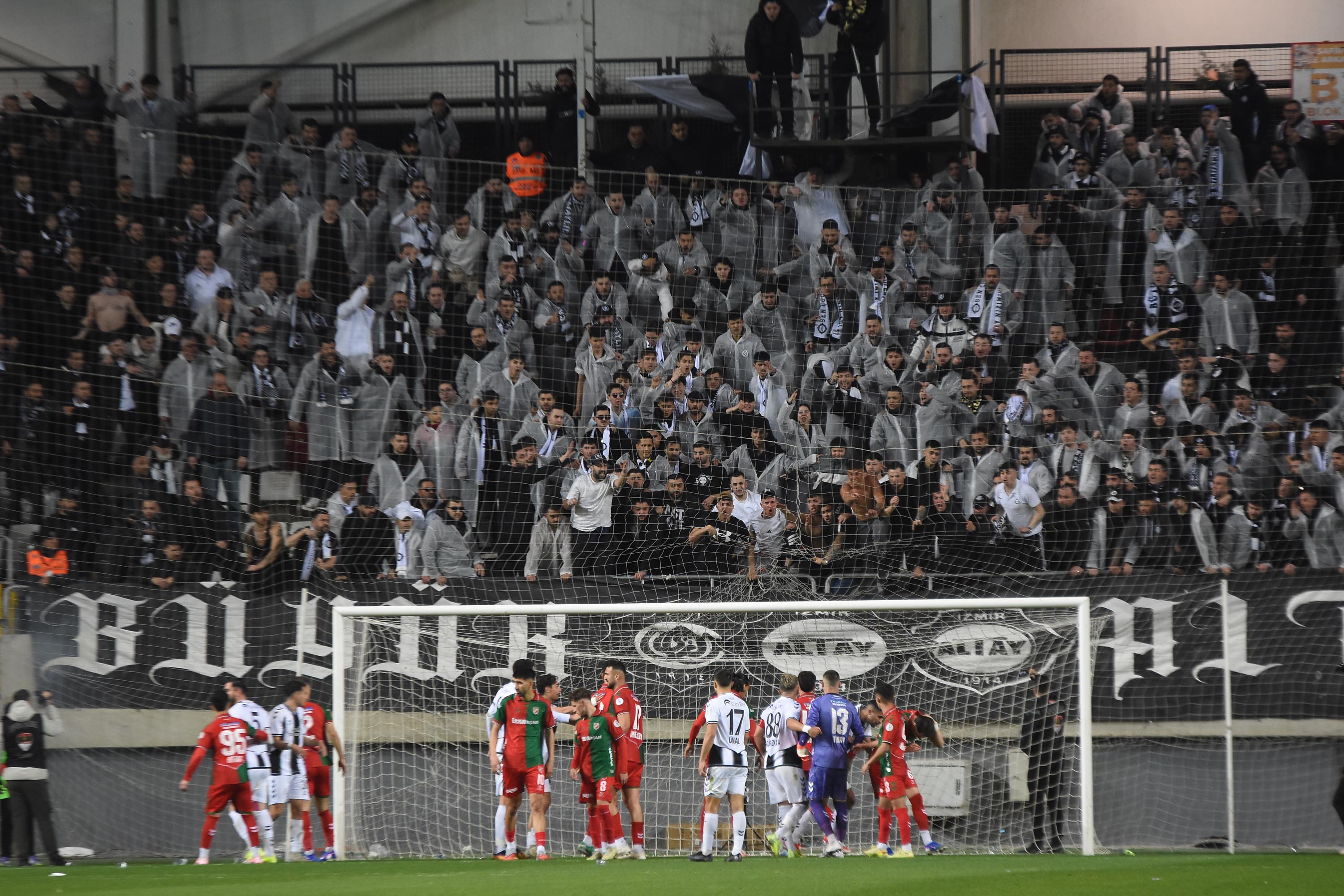 Karşıyaka - Altay derbisinden kareler!