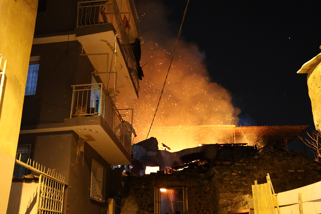 İzmir’de 2 katlı evde çıkan yangın, bitişikteki evlere sıçramadan söndürüldü