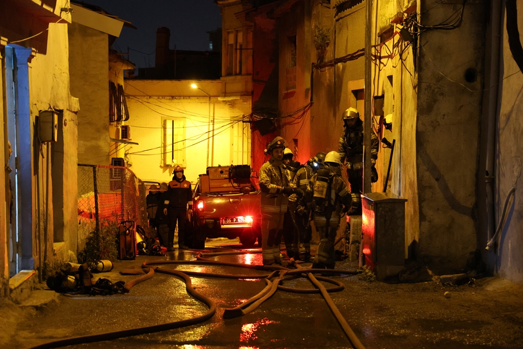 İzmir’de 2 katlı evde çıkan yangın, bitişikteki evlere sıçramadan söndürüldü