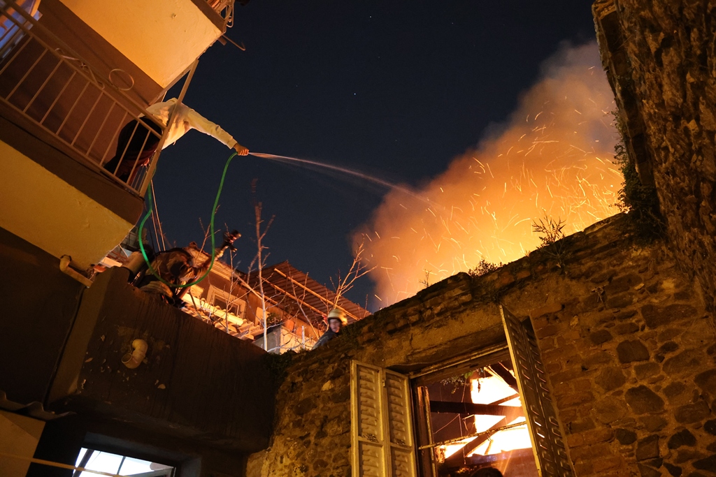 İzmir’de 2 katlı evde çıkan yangın, bitişikteki evlere sıçramadan söndürüldü