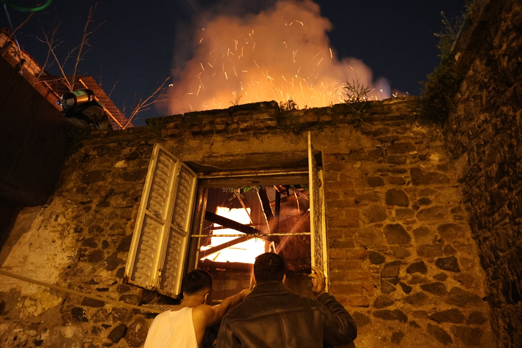 İzmir’de 2 katlı evde çıkan yangın, bitişikteki evlere sıçramadan söndürüldü