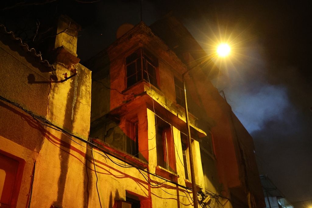 İzmir’de 2 katlı evde çıkan yangın, bitişikteki evlere sıçramadan söndürüldü