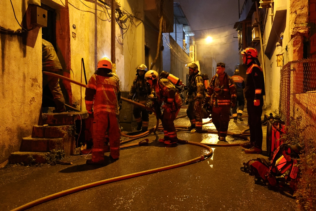 İzmir’de 2 katlı evde çıkan yangın, bitişikteki evlere sıçramadan söndürüldü