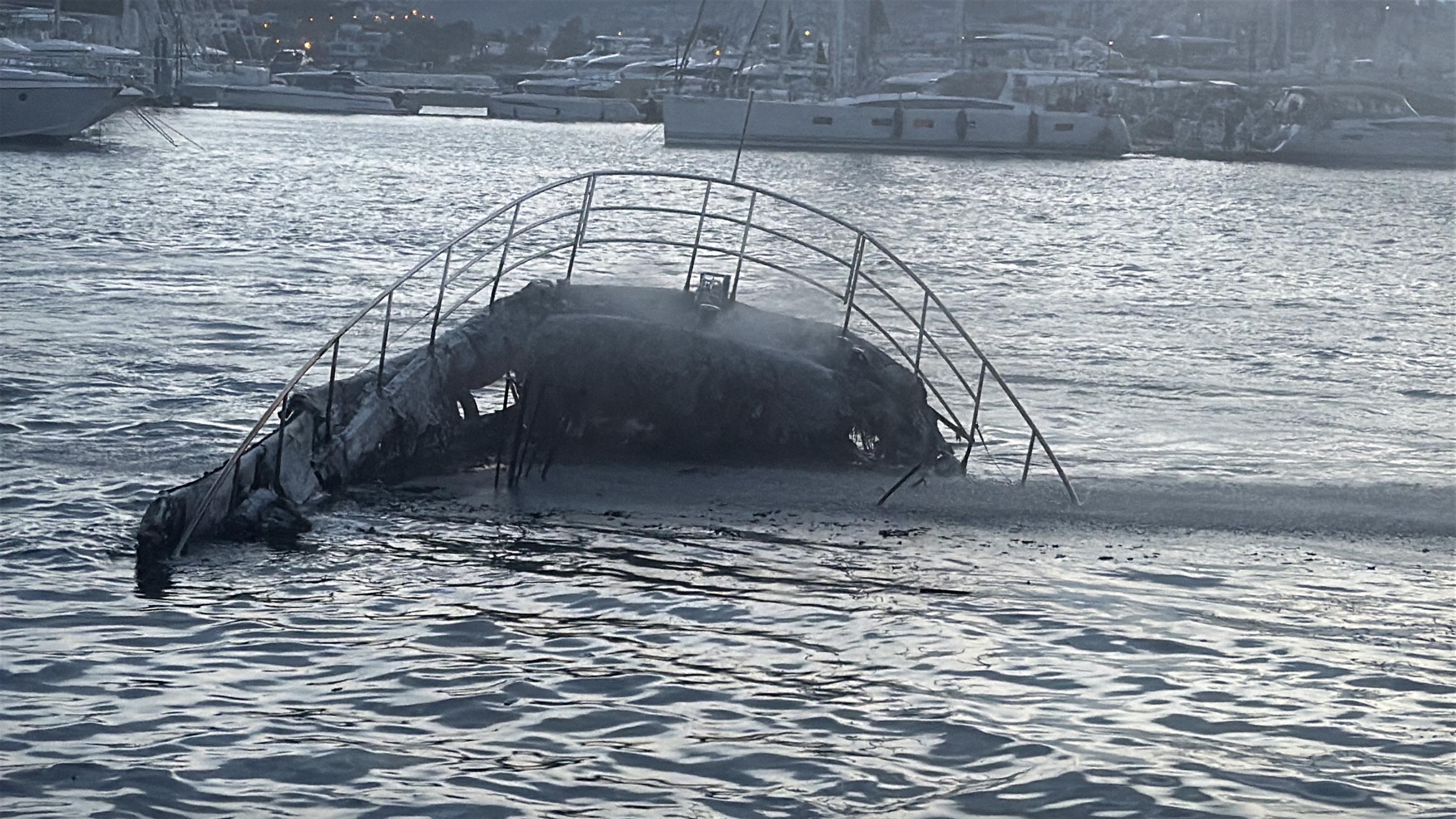 Bodrum’da marinada çıkan yangında 8 motoryat alev alev yandı