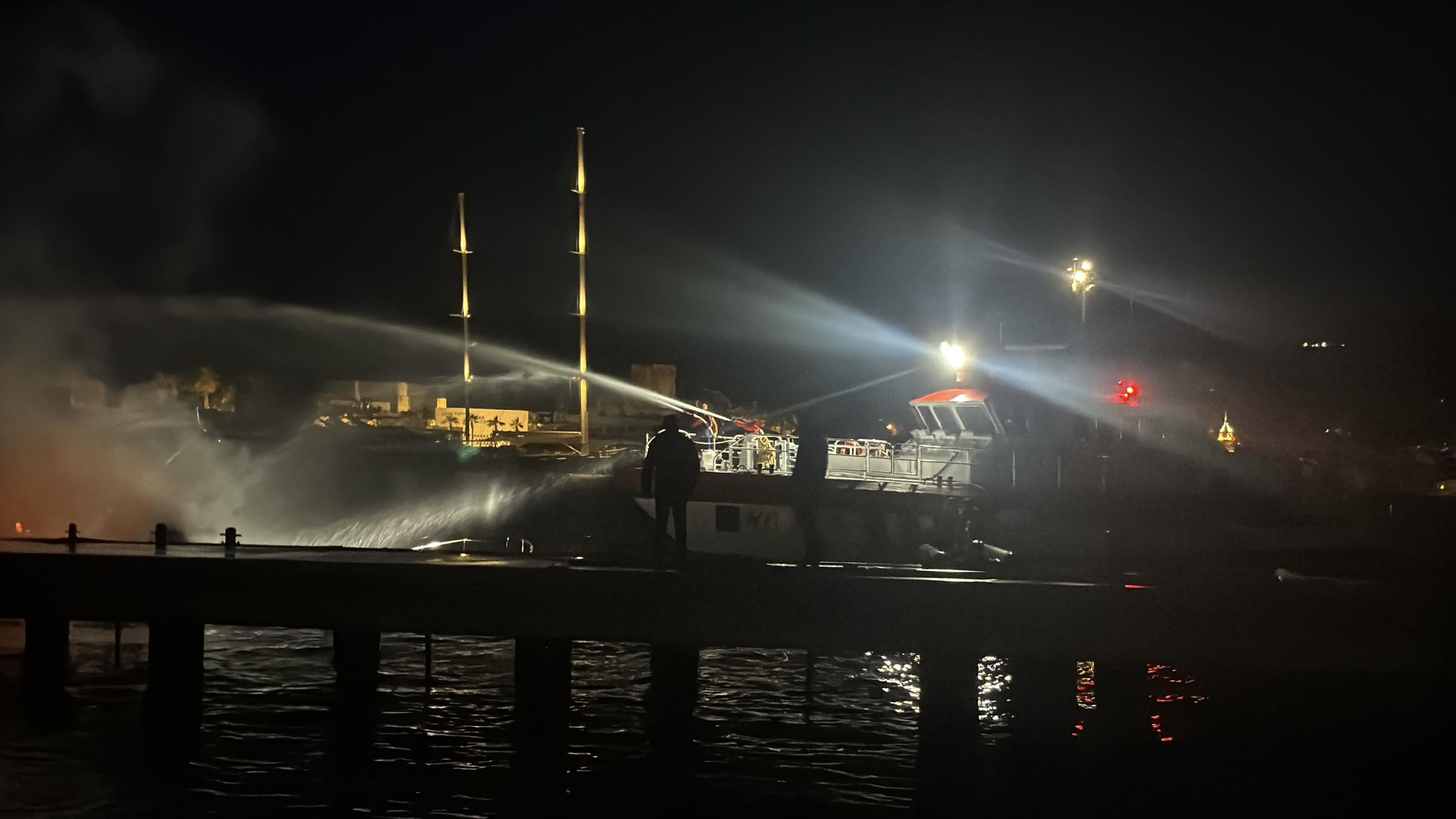 Bodrum’da marinada çıkan yangında 8 motoryat alev alev yandı