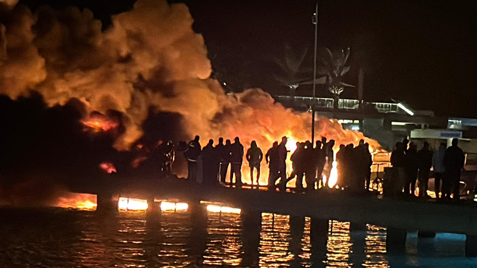 Bodrum’da marinada çıkan yangında 8 motoryat alev alev yandı