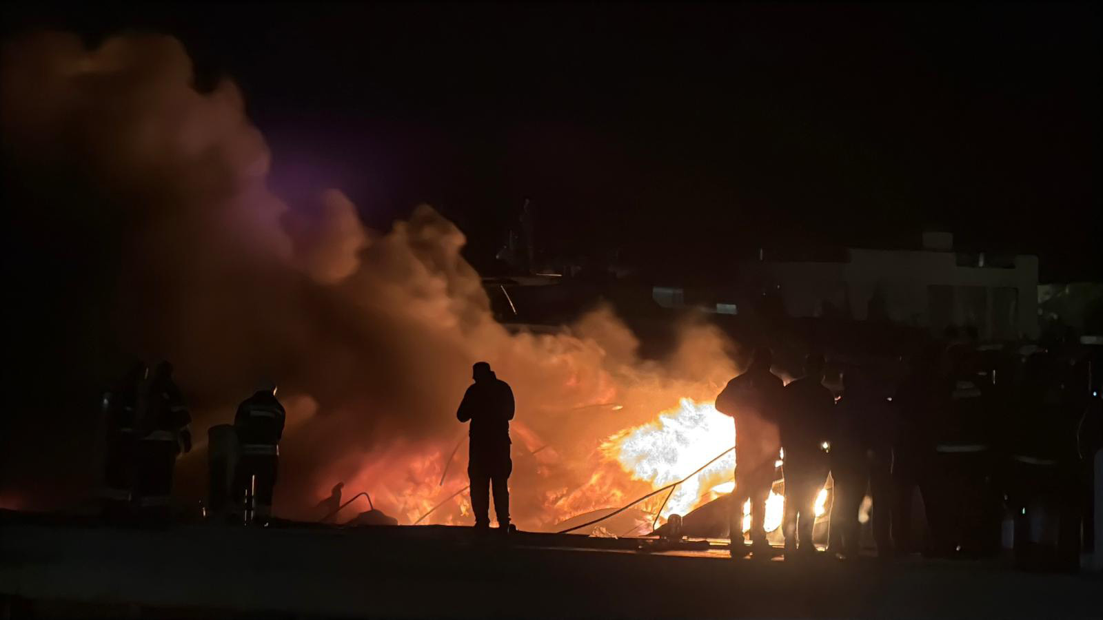 Bodrum’da marinada çıkan yangında 8 motoryat alev alev yandı