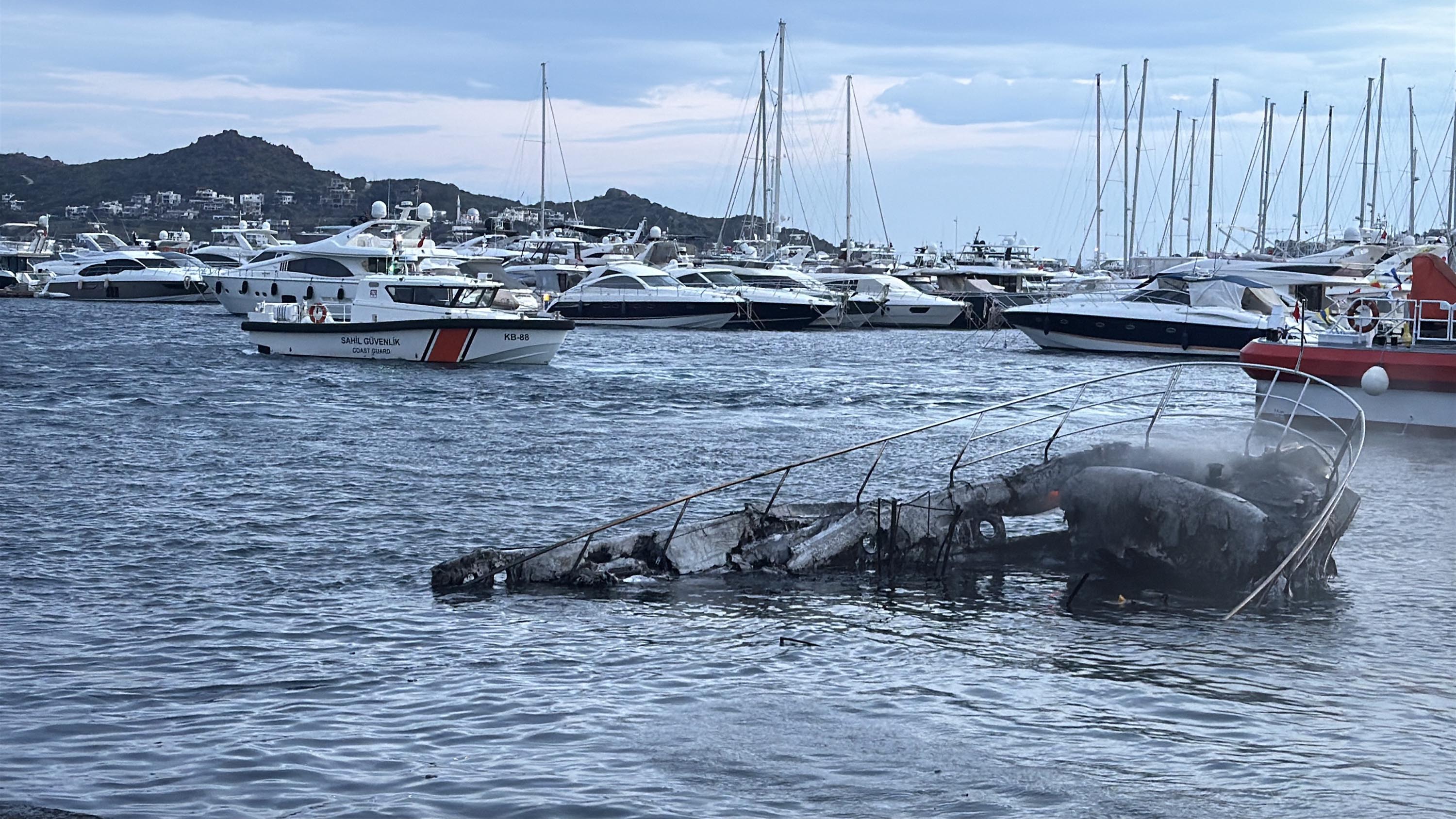 Bodrum’da marinada çıkan yangında 8 motoryat alev alev yandı