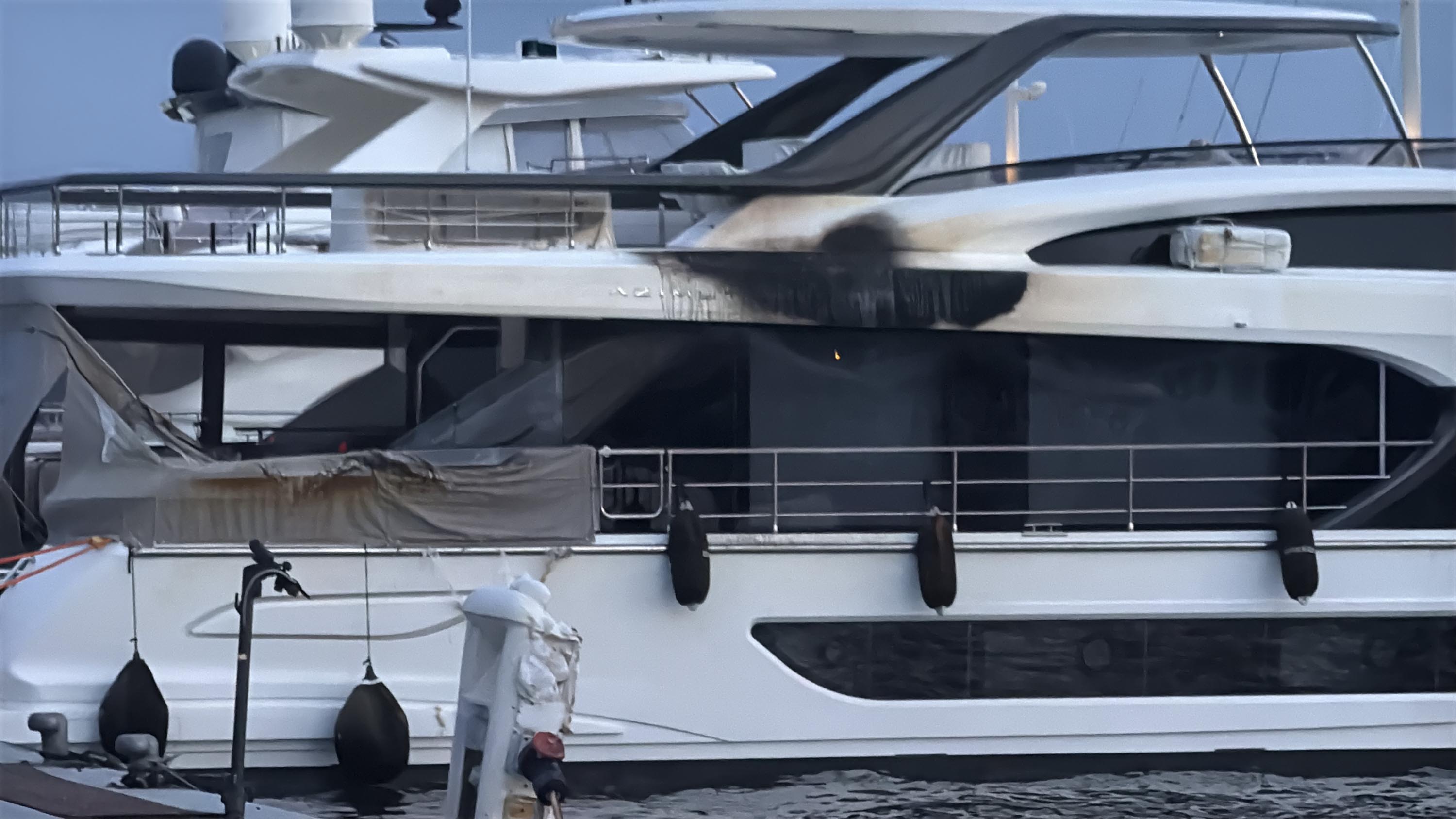 Bodrum’da marinada çıkan yangında 8 motoryat alev alev yandı
