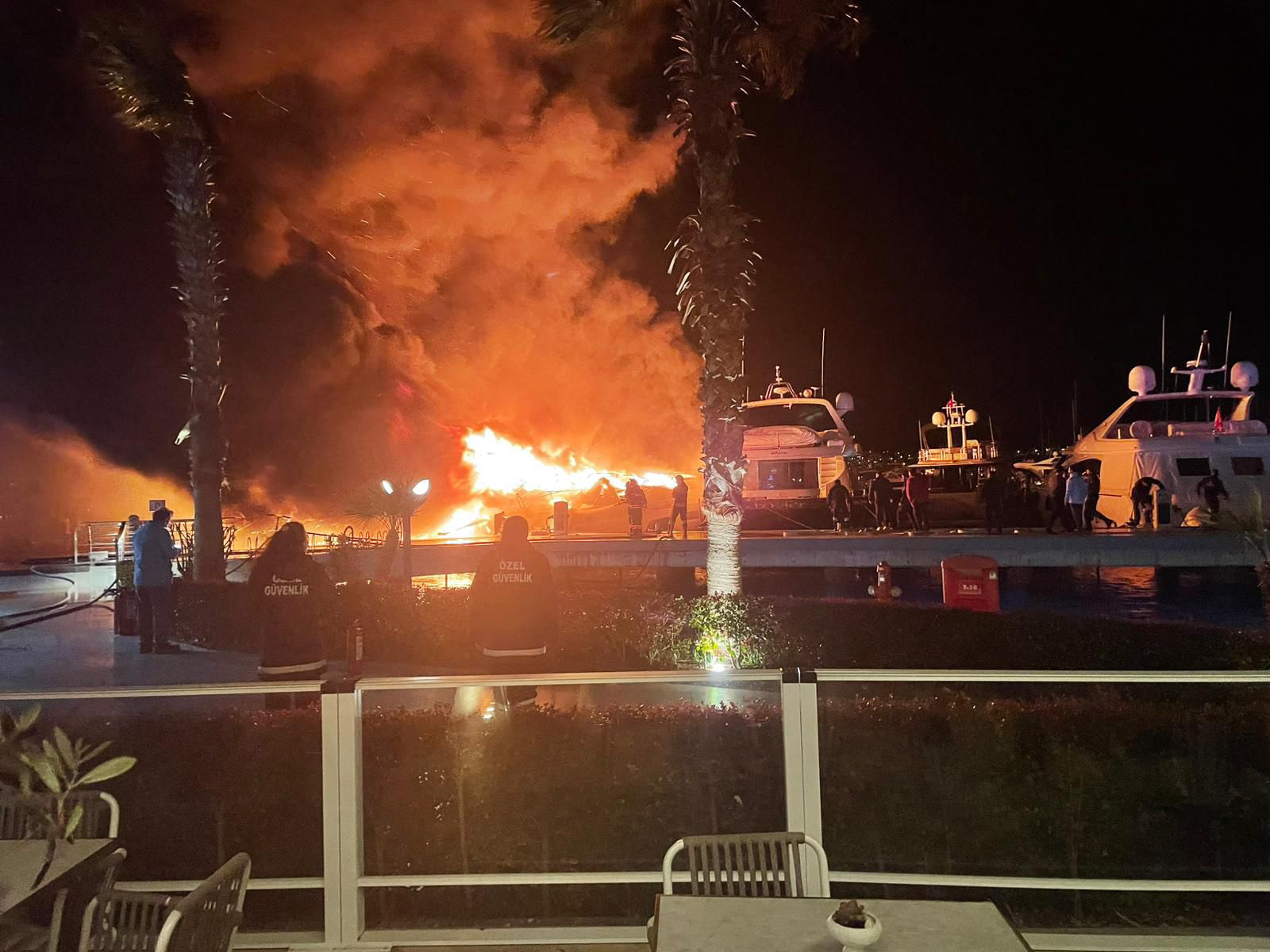 Bodrum’da marinada çıkan yangında 8 motoryat alev alev yandı