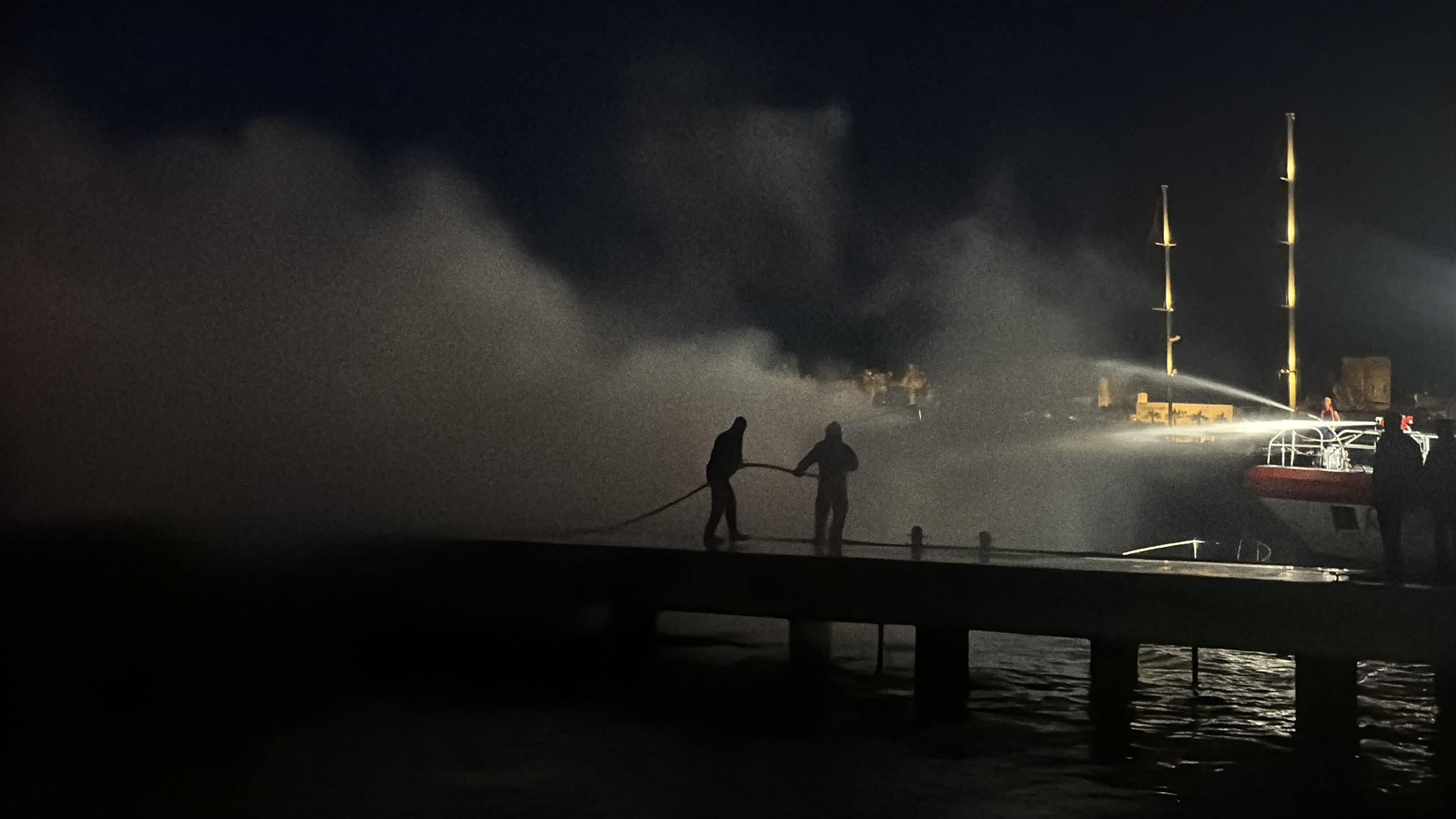 Bodrum’da marinada çıkan yangında 8 motoryat alev alev yandı