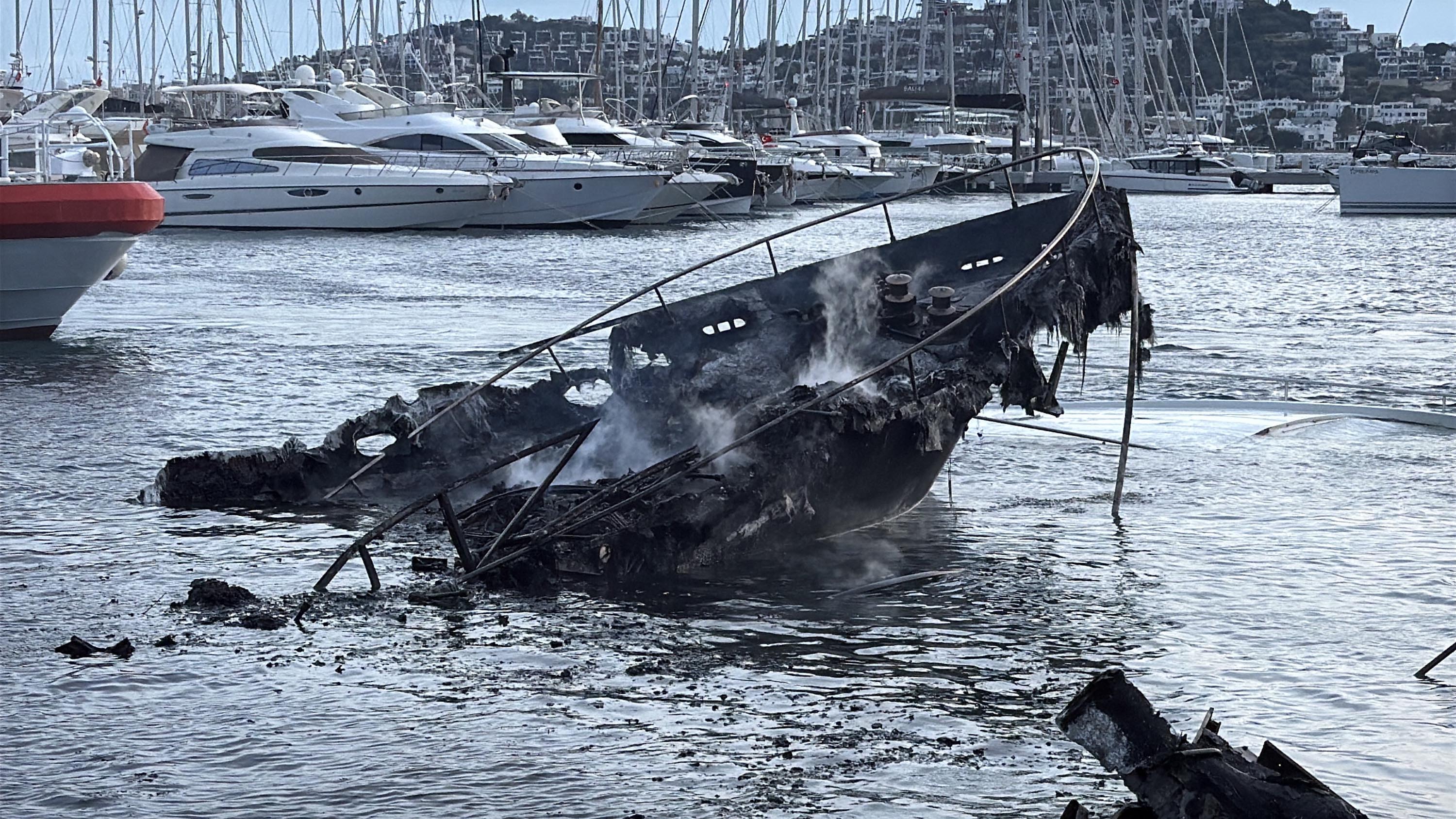 Bodrum’da marinada çıkan yangında 8 motoryat alev alev yandı