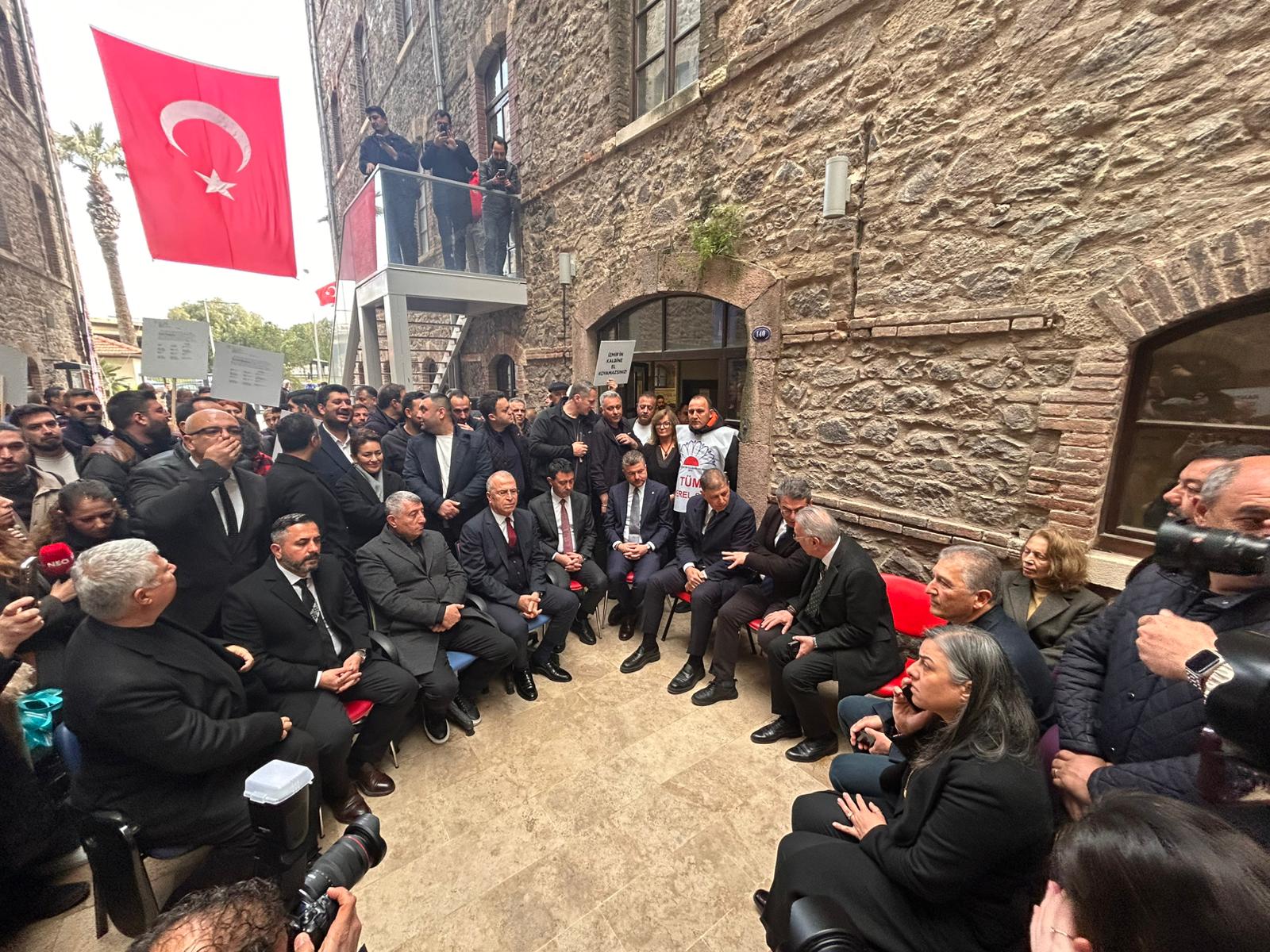 Vakıflar’ın tahliye talebine karşı Meslek Fabrikası önünde nöbet 