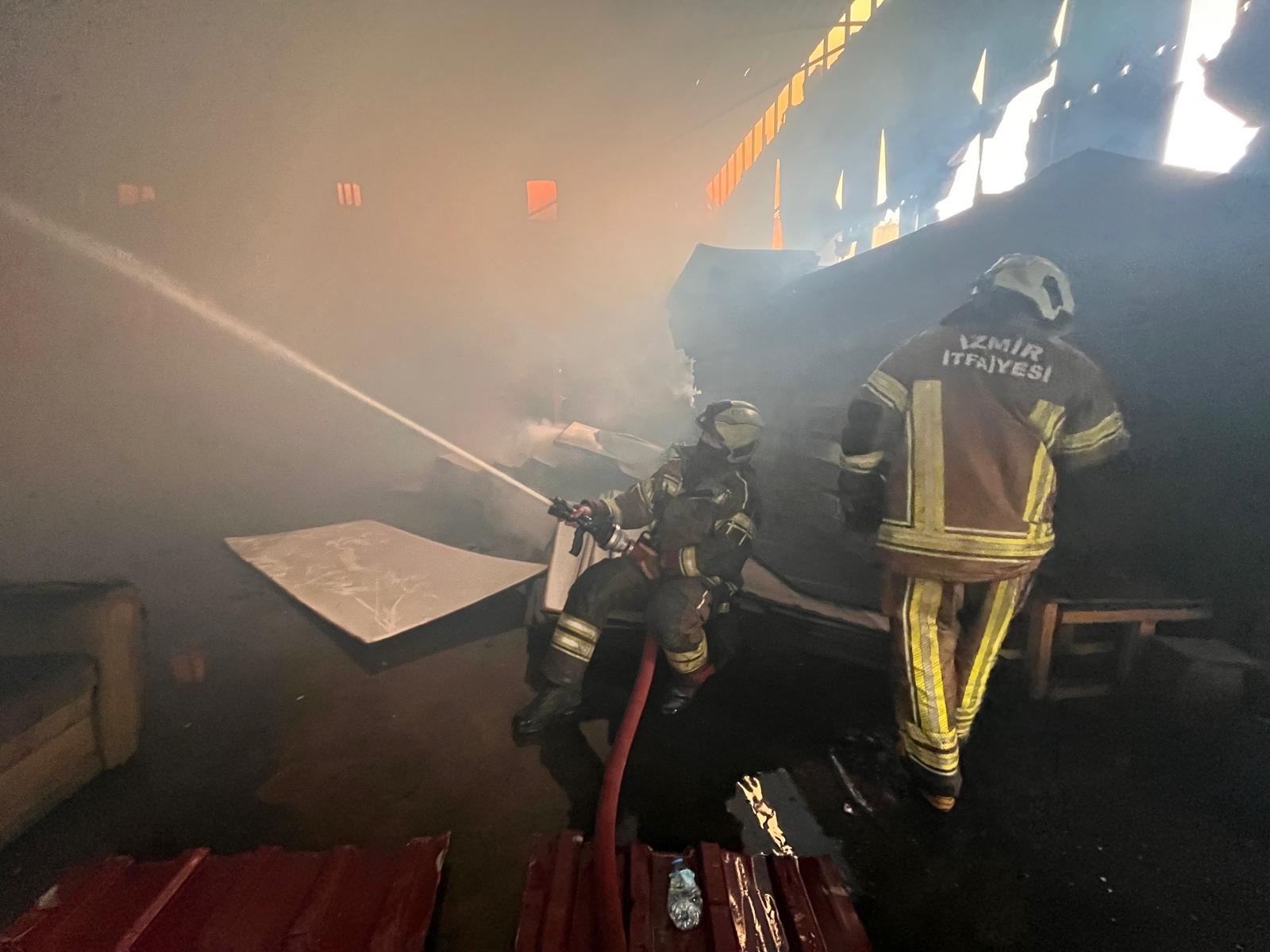 İzmir'de sanayi sitesinde yangın; 7 iş yeri zarar gördü