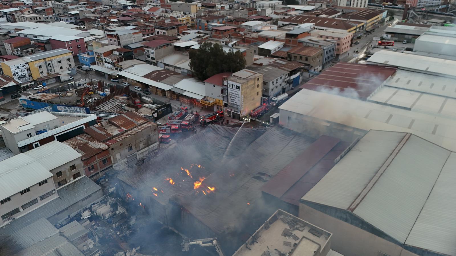 İzmir'de sanayi sitesinde yangın; 7 iş yeri zarar gördü