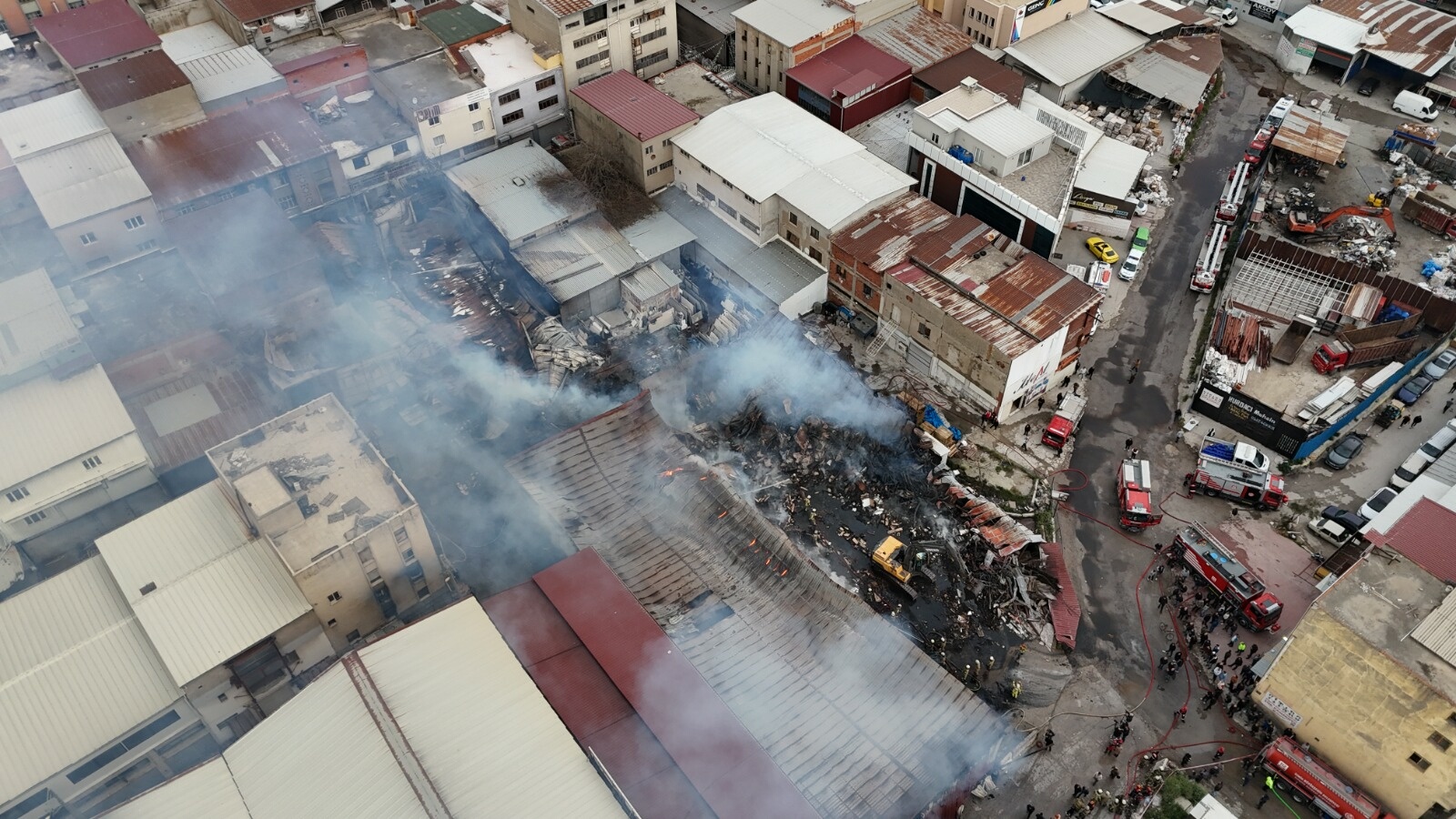 İzmir'de sanayi sitesinde yangın; 7 iş yeri zarar gördü