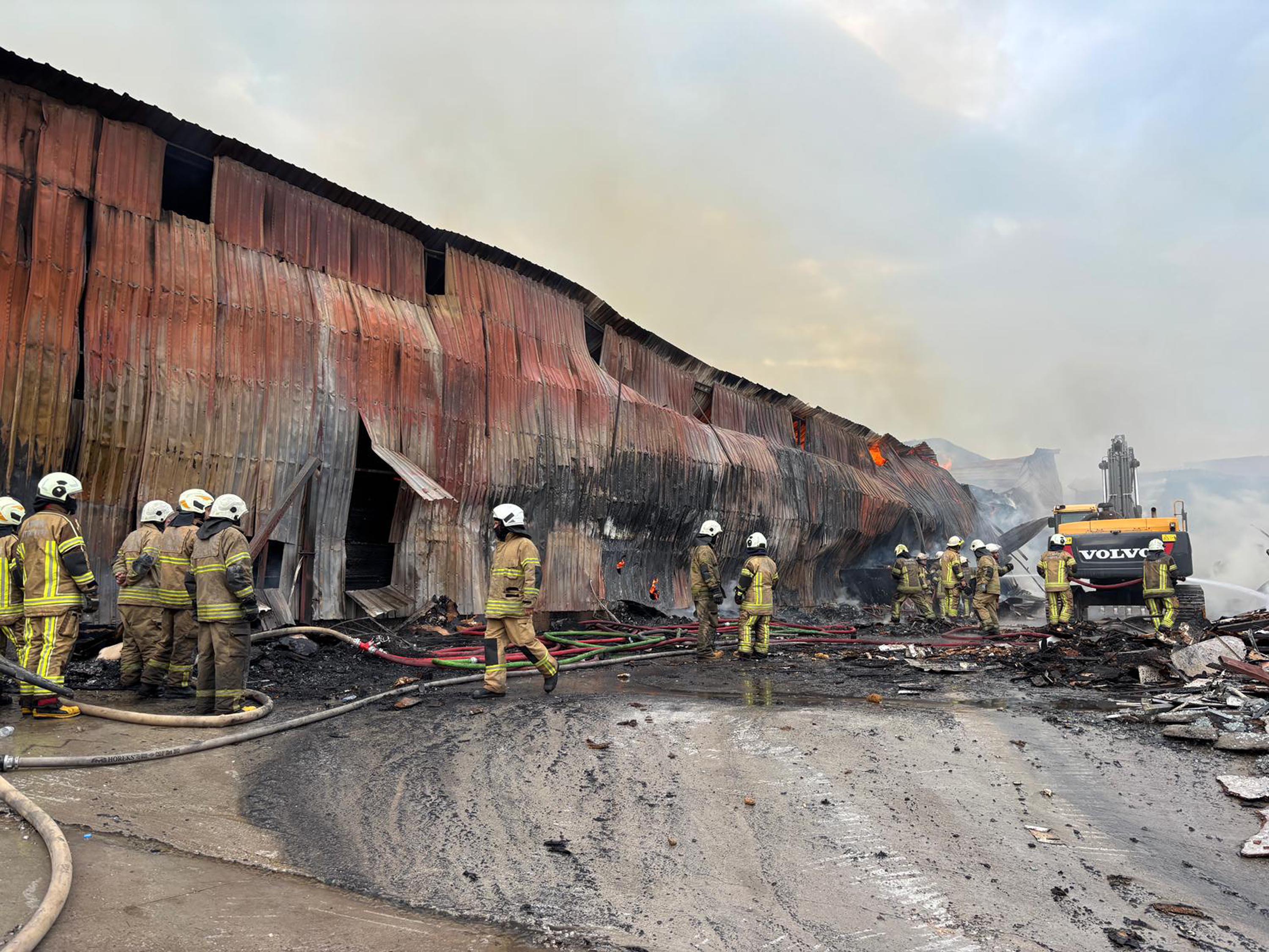 İzmir'de sanayi sitesinde yangın; 7 iş yeri zarar gördü