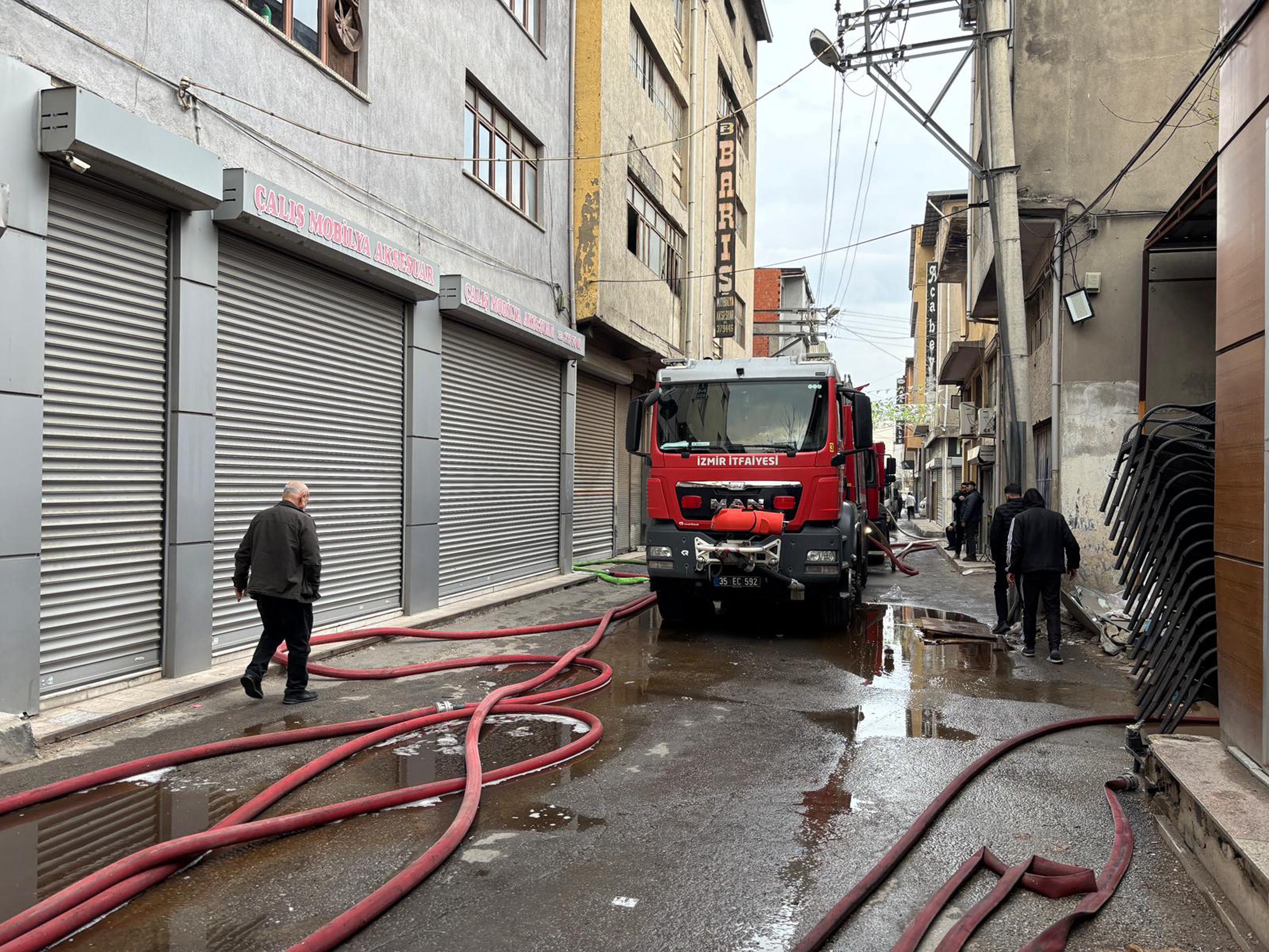 İzmir'de sanayi sitesinde yangın; 7 iş yeri zarar gördü