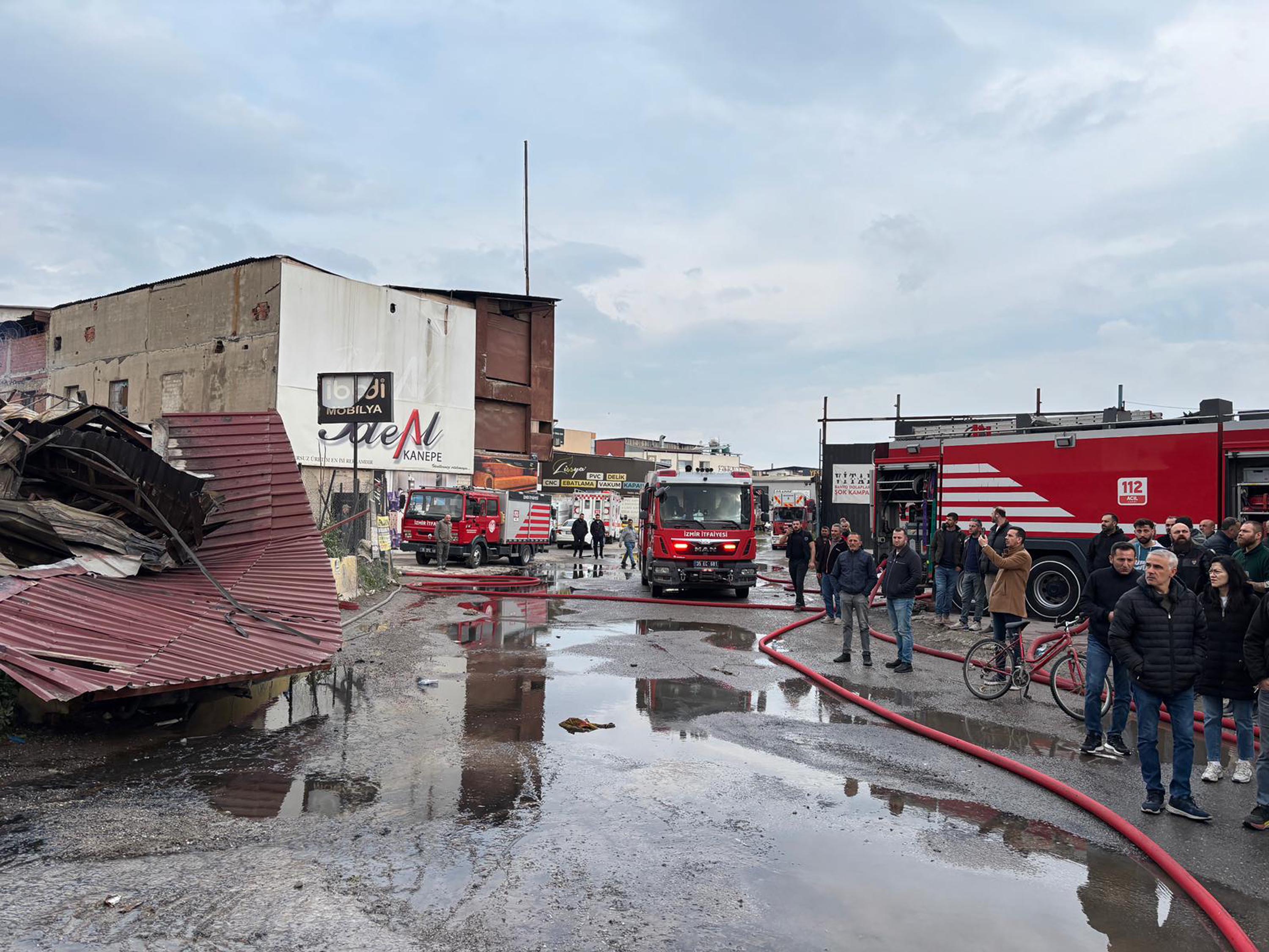 İzmir'de sanayi sitesinde yangın; 7 iş yeri zarar gördü