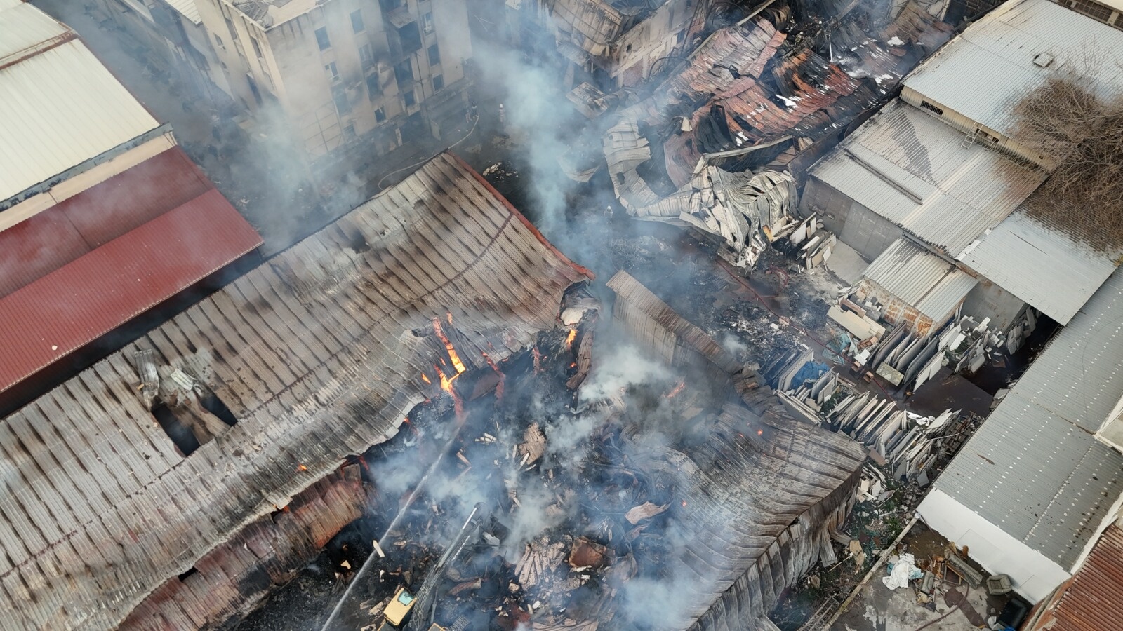 İzmir'de sanayi sitesinde yangın; 7 iş yeri zarar gördü