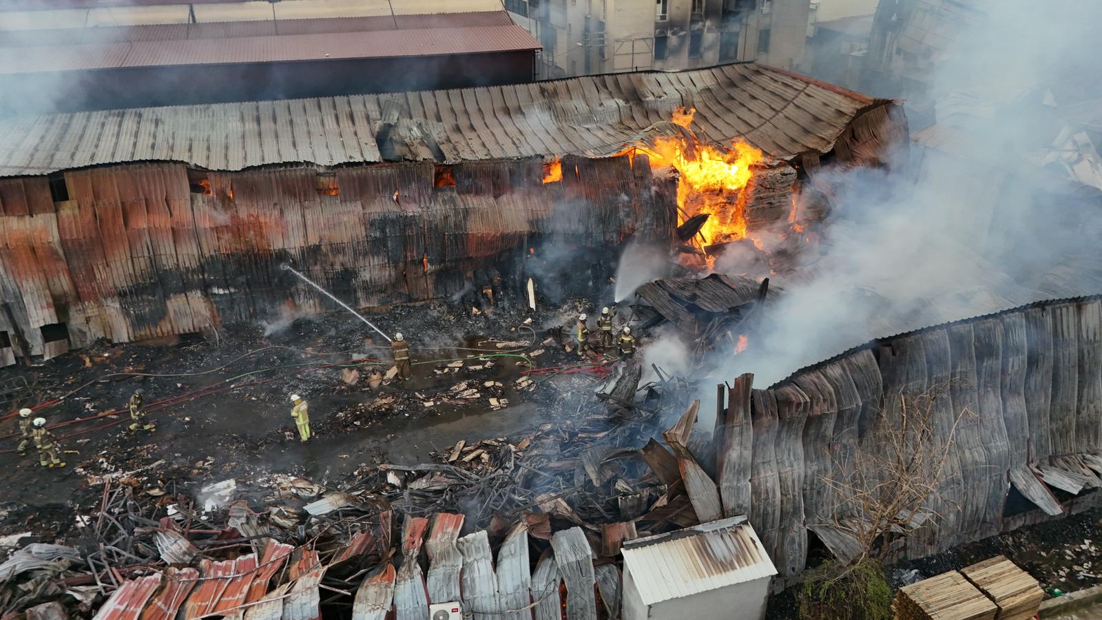 İzmir'de sanayi sitesinde yangın; 7 iş yeri zarar gördü