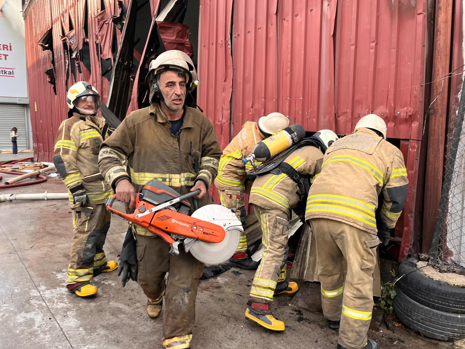 İzmir'de sanayi sitesinde yangın; 7 iş yeri zarar gördü
