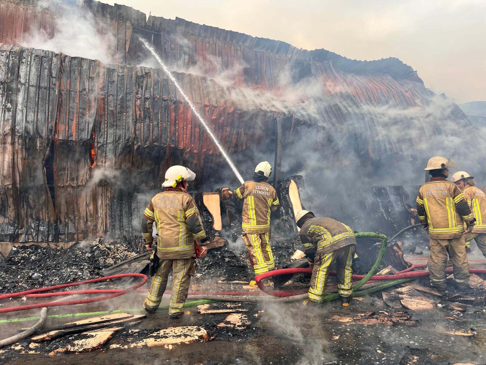 İzmir'de sanayi sitesinde yangın; 7 iş yeri zarar gördü