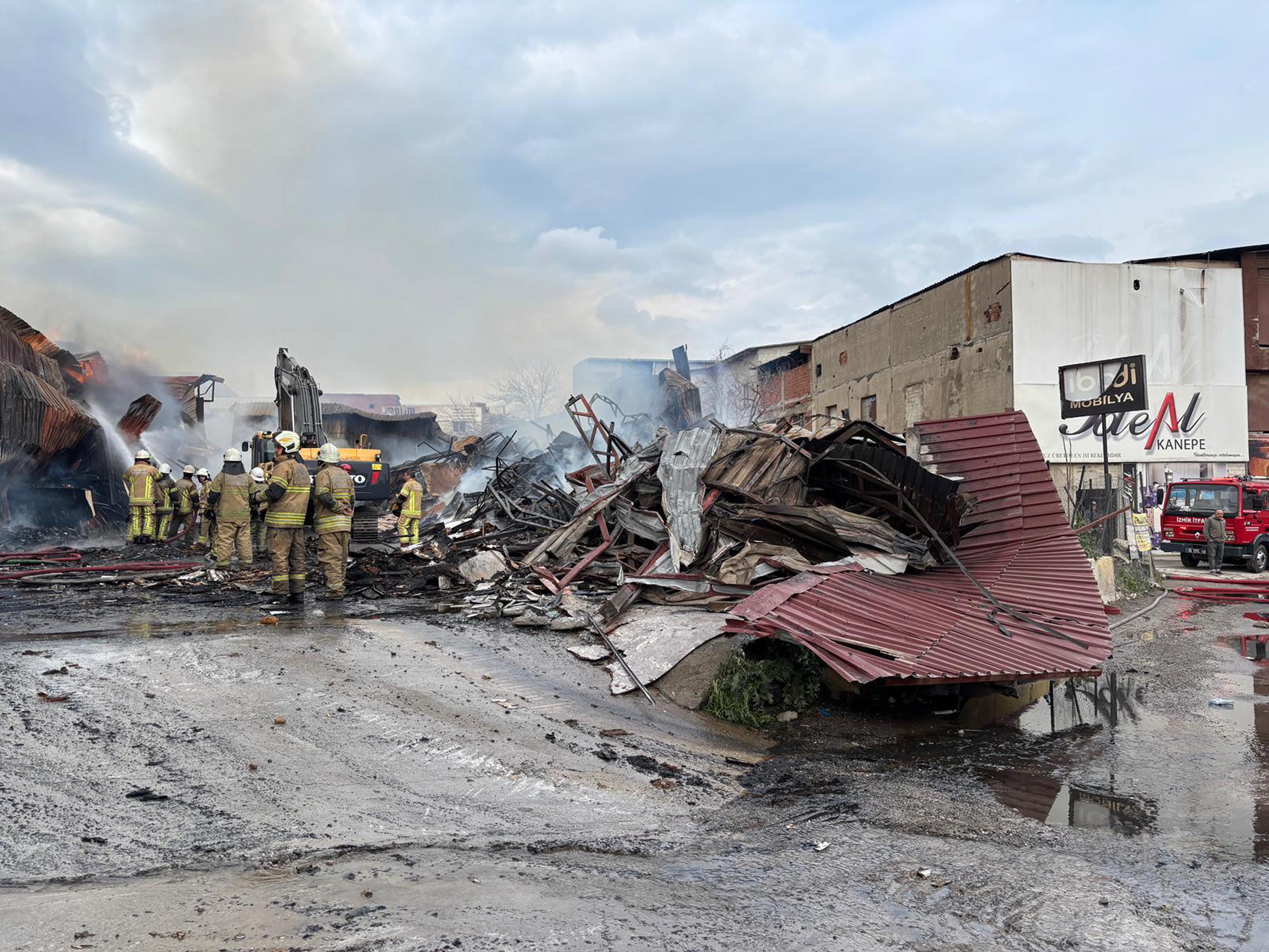 İzmir'de sanayi sitesinde yangın; 7 iş yeri zarar gördü