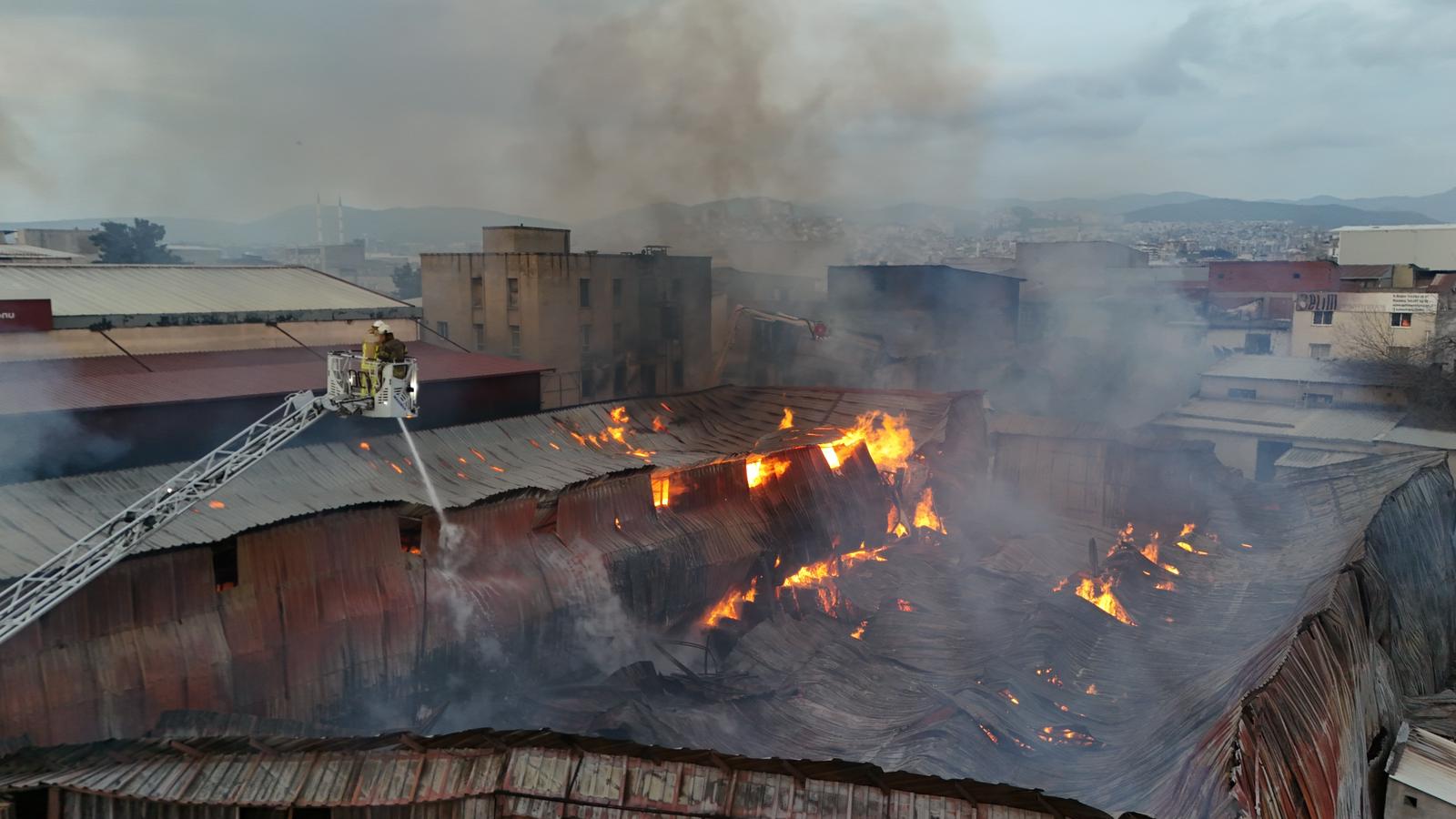 İzmir'de sanayi sitesinde yangın; 7 iş yeri zarar gördü