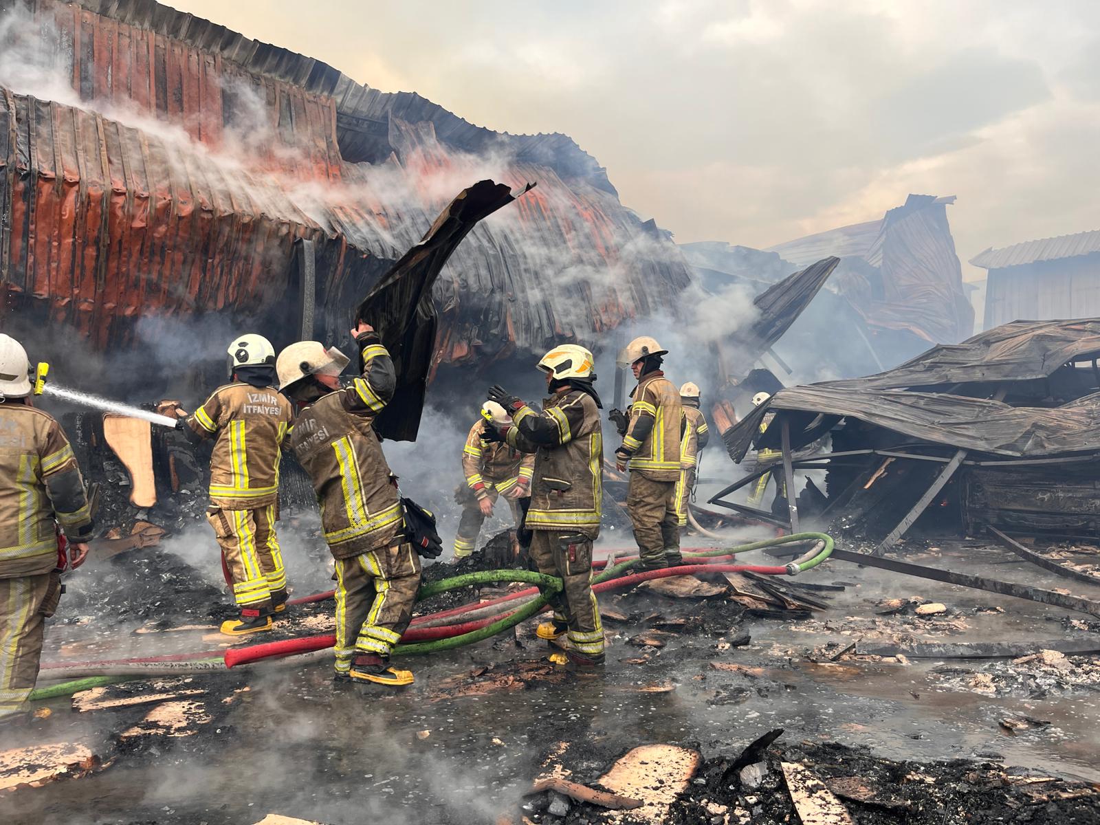 İzmir'de sanayi sitesinde yangın; 7 iş yeri zarar gördü