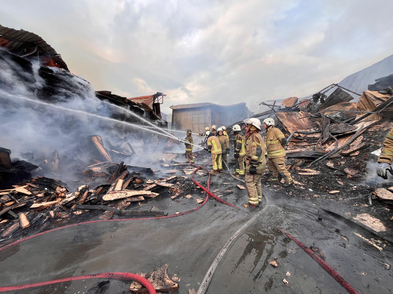İzmir'de sanayi sitesinde yangın; 7 iş yeri zarar gördü