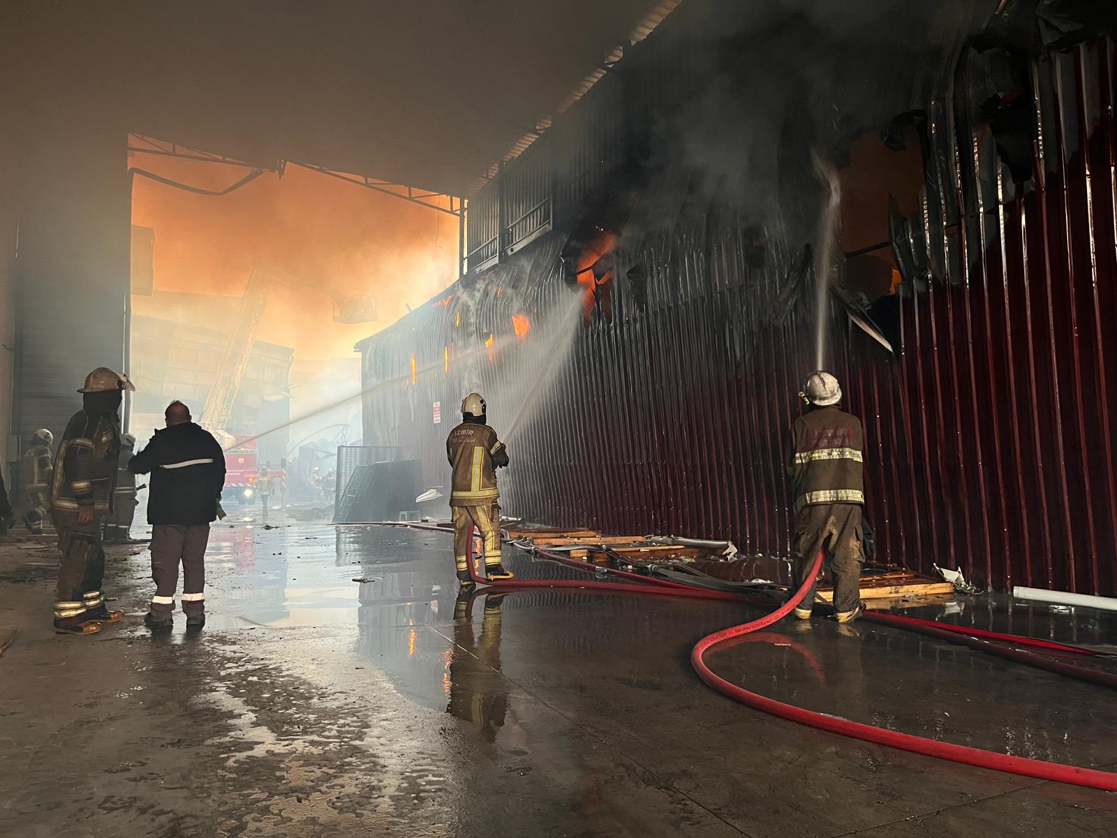 İzmir'de sanayi sitesinde yangın; 7 iş yeri zarar gördü