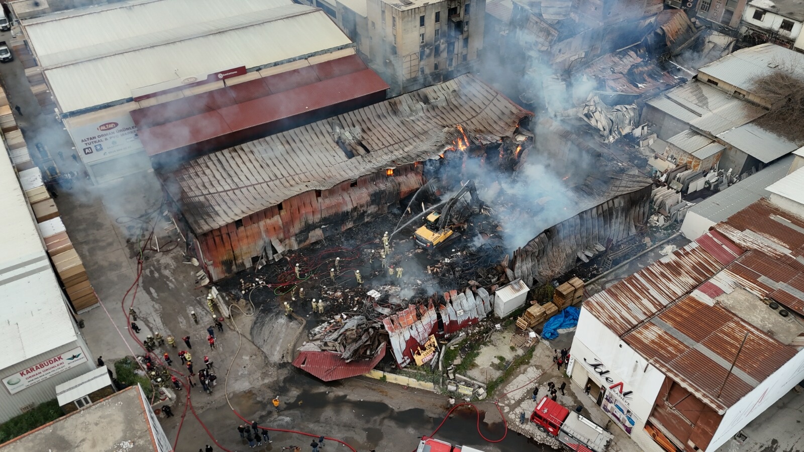 İzmir'de sanayi sitesinde yangın; 7 iş yeri zarar gördü