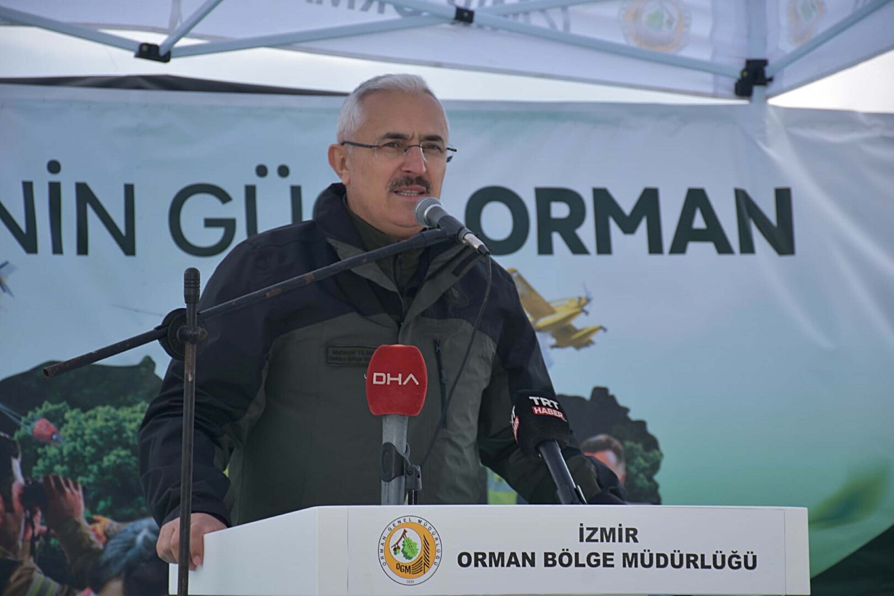 İzmir'de yanan alanda 15 bin fidan toprakla buluşturuldu