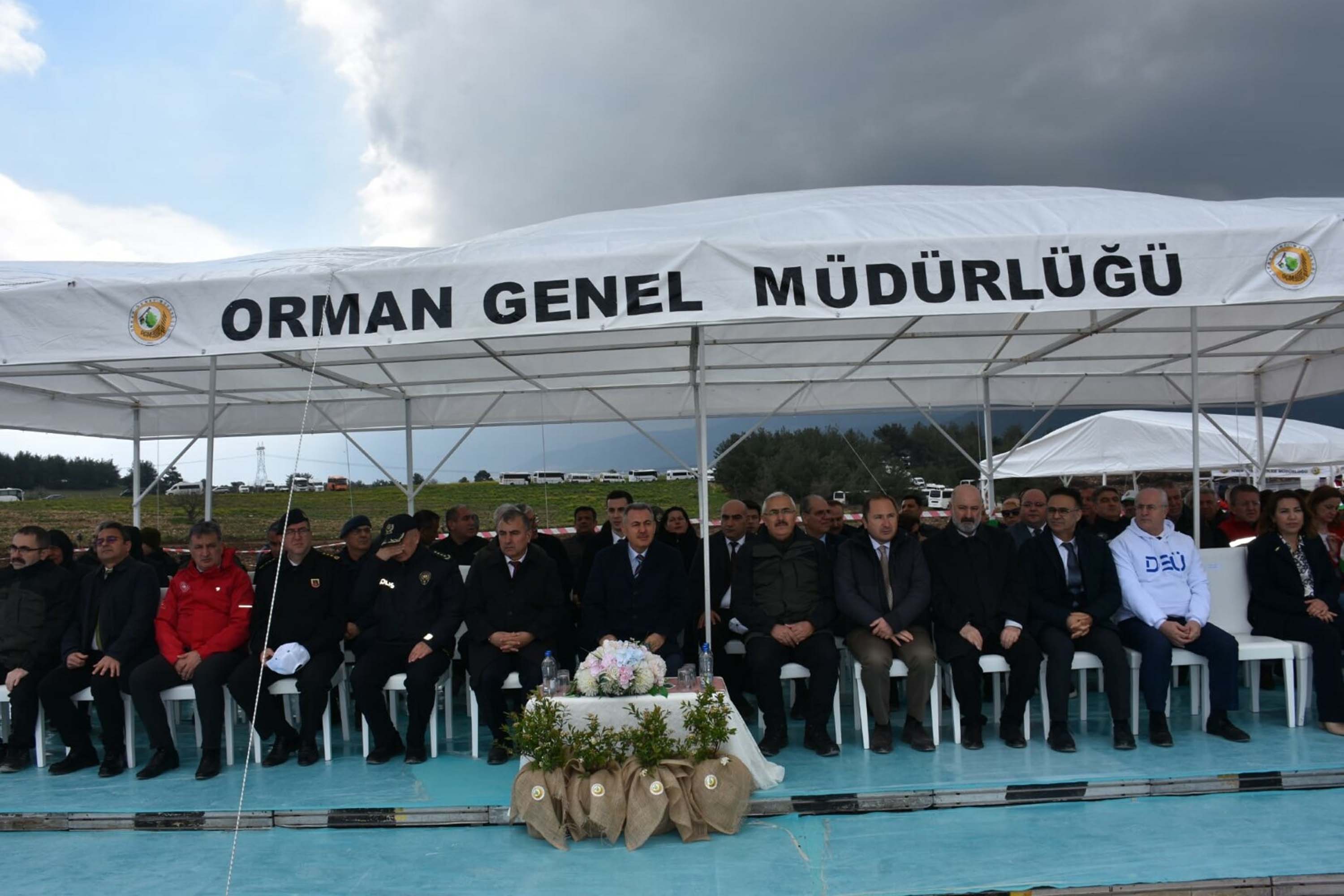 İzmir'de yanan alanda 15 bin fidan toprakla buluşturuldu