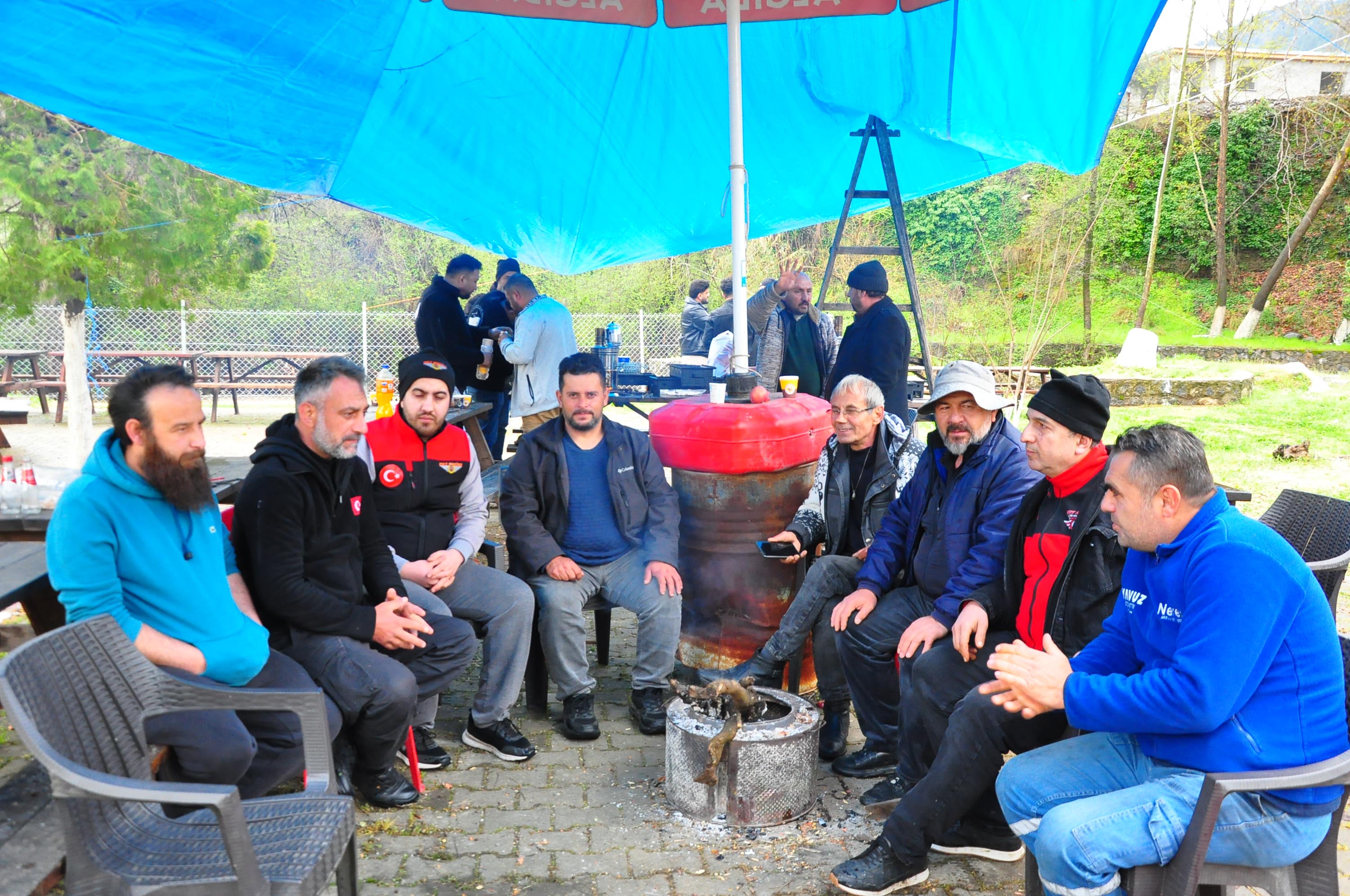 Sosyal medyada toplanan altın avcıları, yağışa rağmen İzmir'de derede altın aradı
