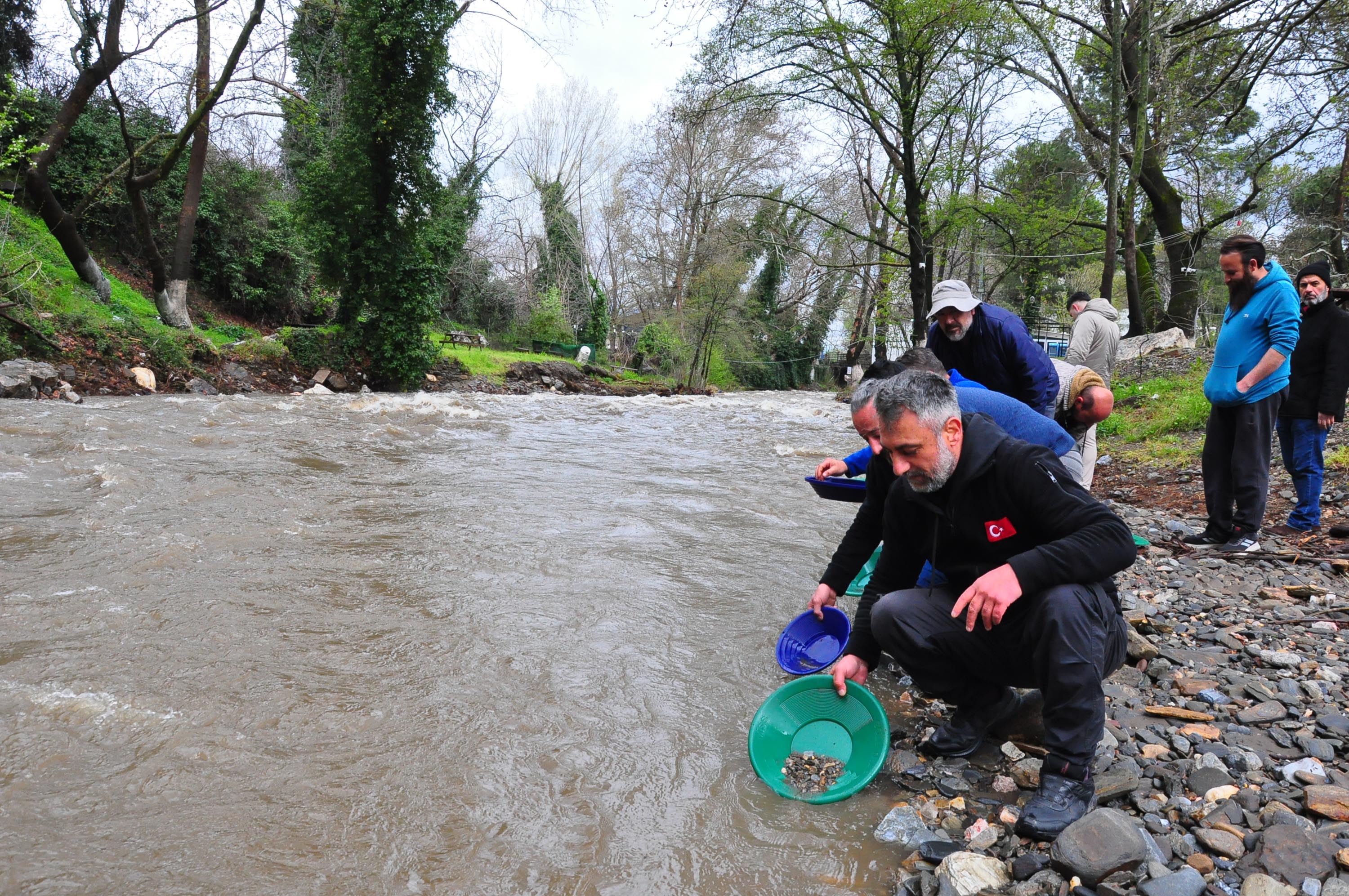 Sosyal medyada toplanan altın avcıları, yağışa rağmen İzmir'de derede altın aradı