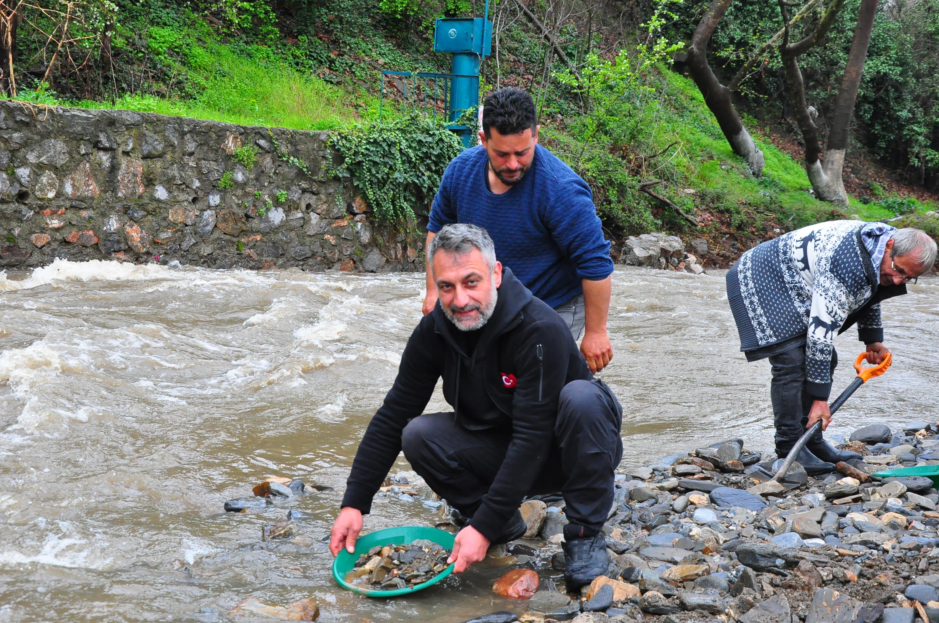 Sosyal medyada toplanan altın avcıları, yağışa rağmen İzmir'de derede altın aradı