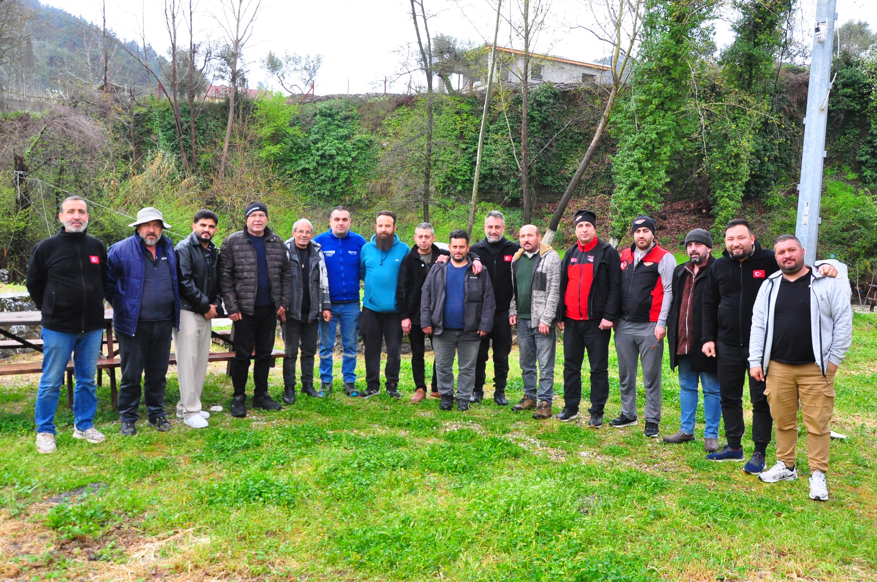 Sosyal medyada toplanan altın avcıları, yağışa rağmen İzmir'de derede altın aradı