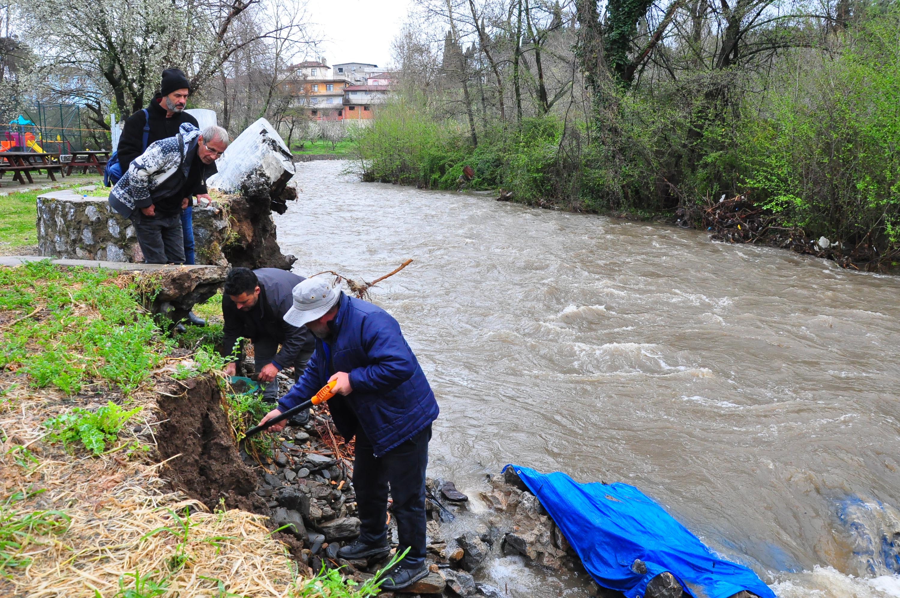 Sosyal medyada toplanan altın avcıları, yağışa rağmen İzmir'de derede altın aradı