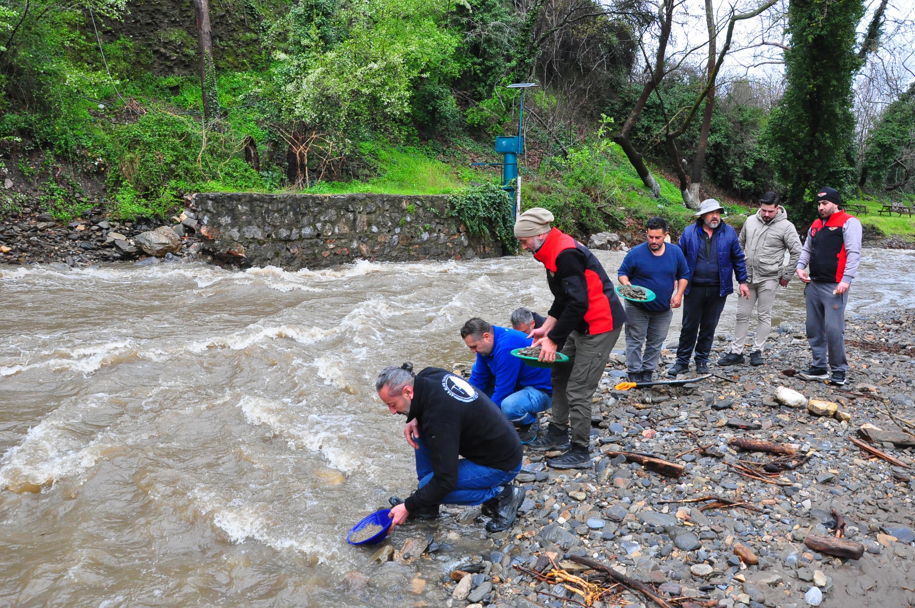 Sosyal medyada toplanan altın avcıları, yağışa rağmen İzmir'de derede altın aradı