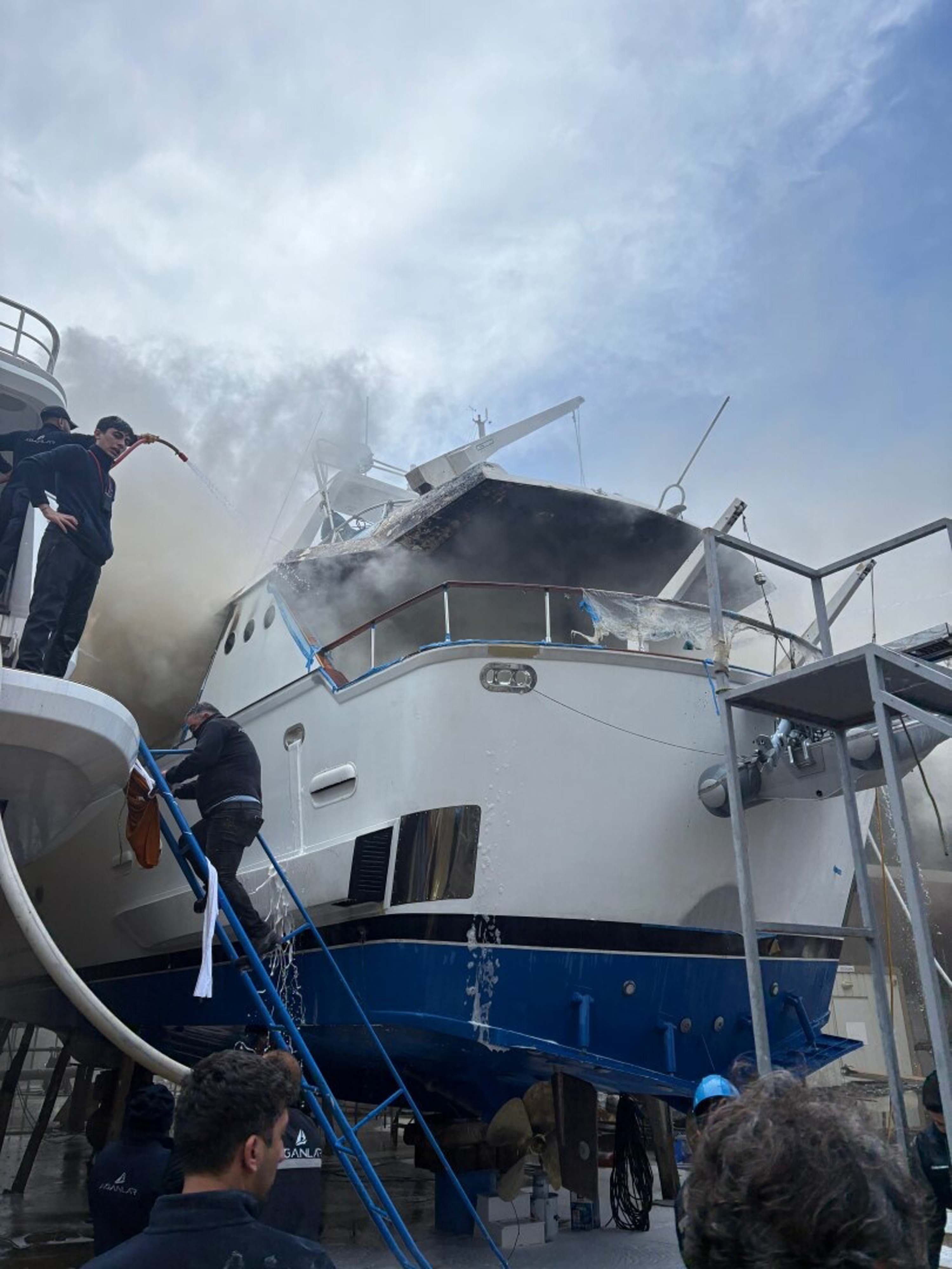 Trabzonspor'un eski başkanın yatı Bodrum'da yandı