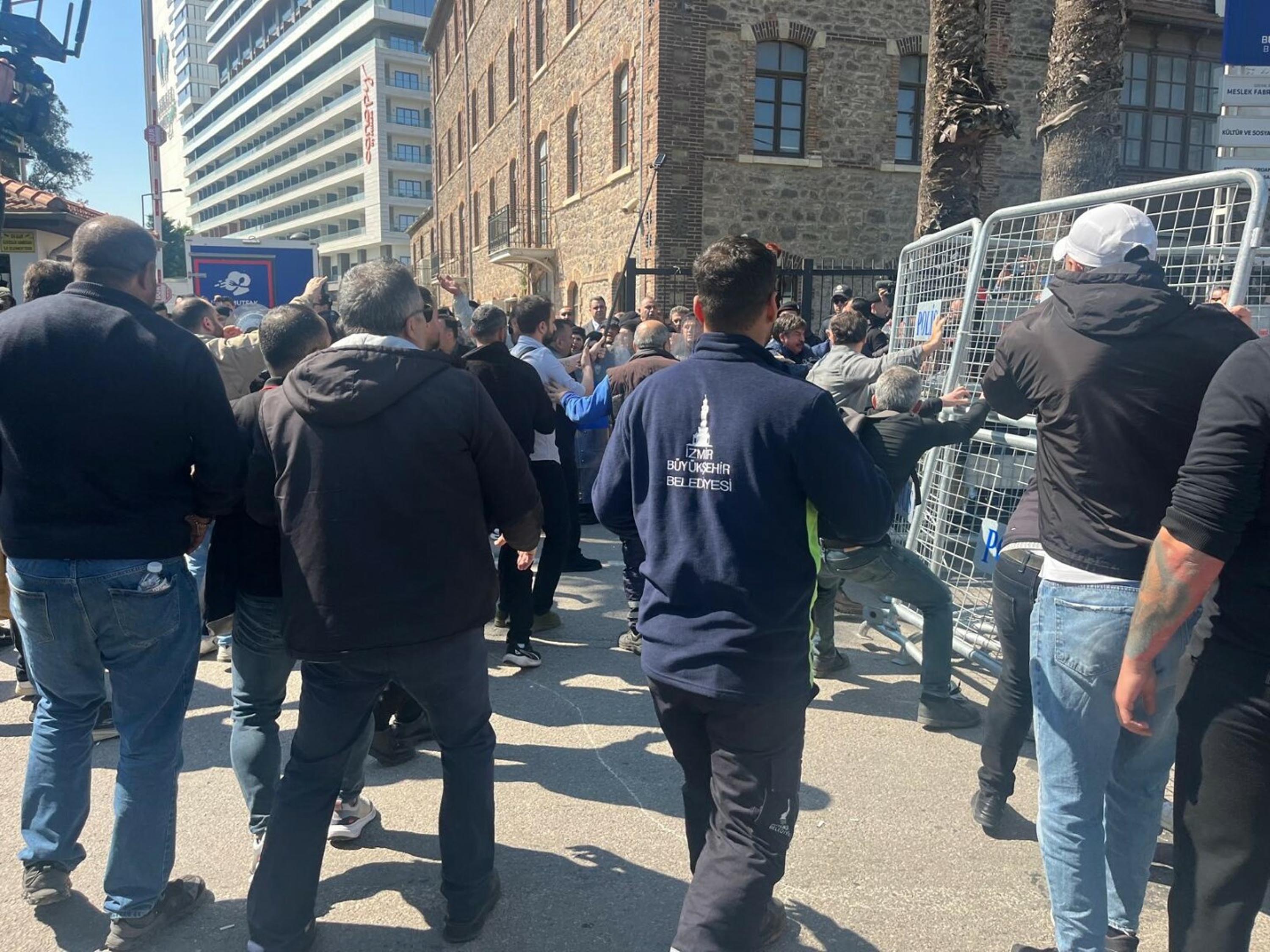 Meslek Fabrikası önünde yaşanan arbede ve polis müdahalesi