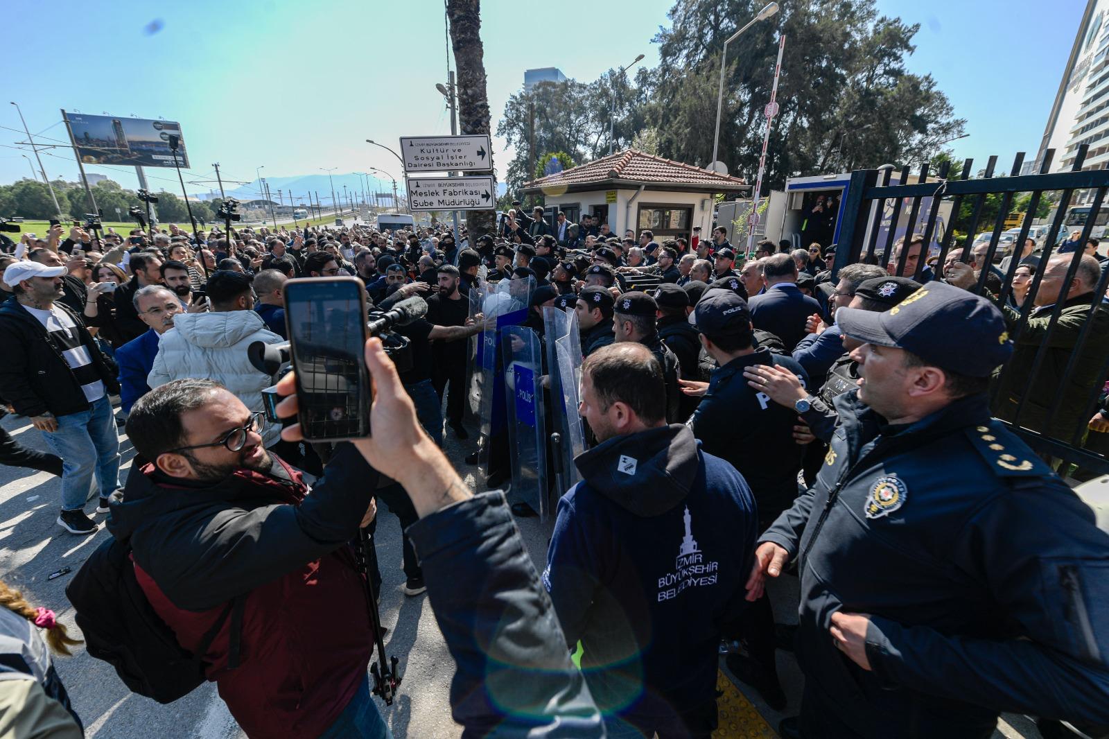 Meslek Fabrikası önünde yaşanan arbede ve polis müdahalesi